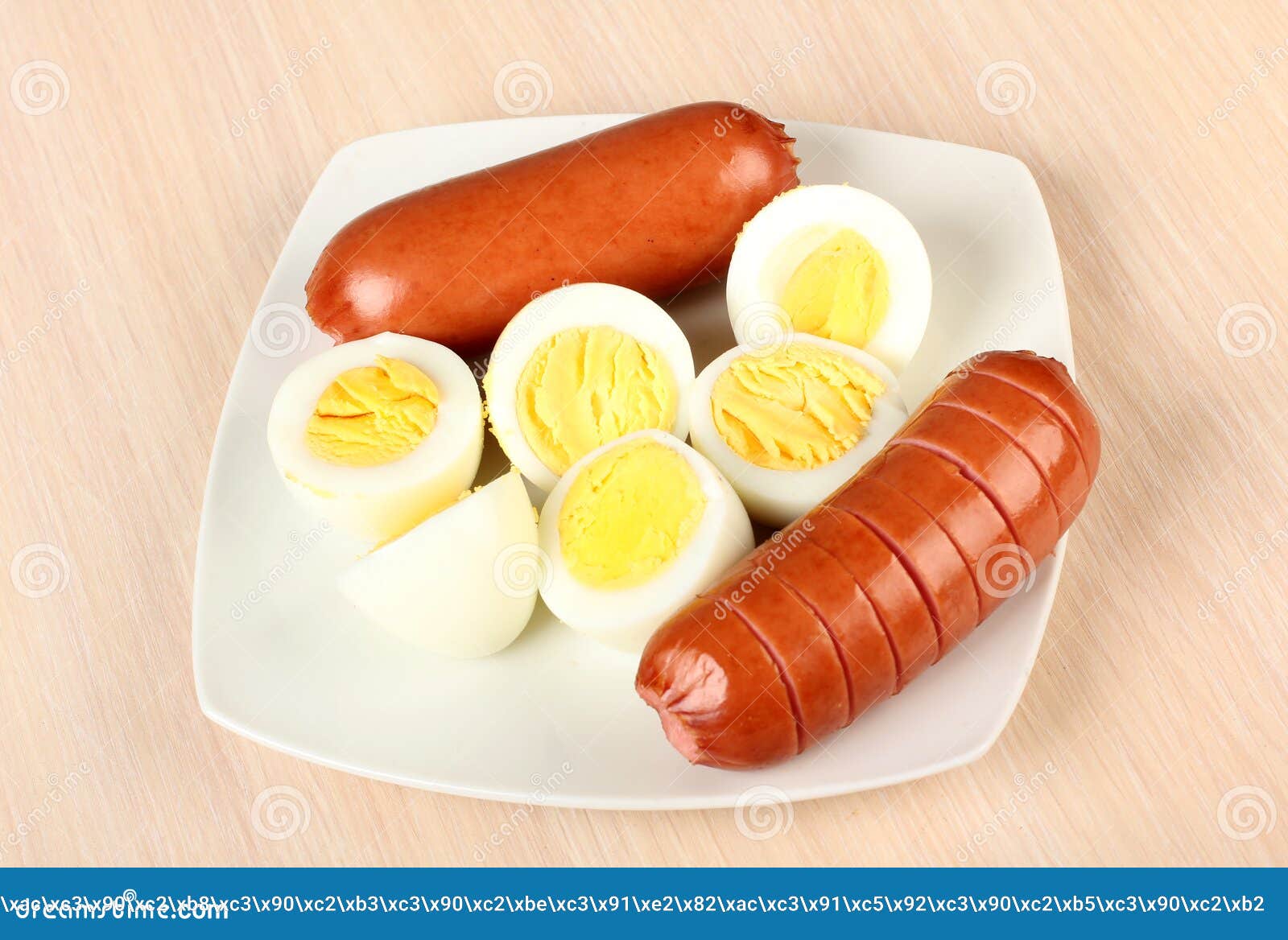 Два яйца и колбаса. Сосиска с яйцом. Вареные яйца с сосисками. Яичница с сосисками. Яйцо с колбасой.