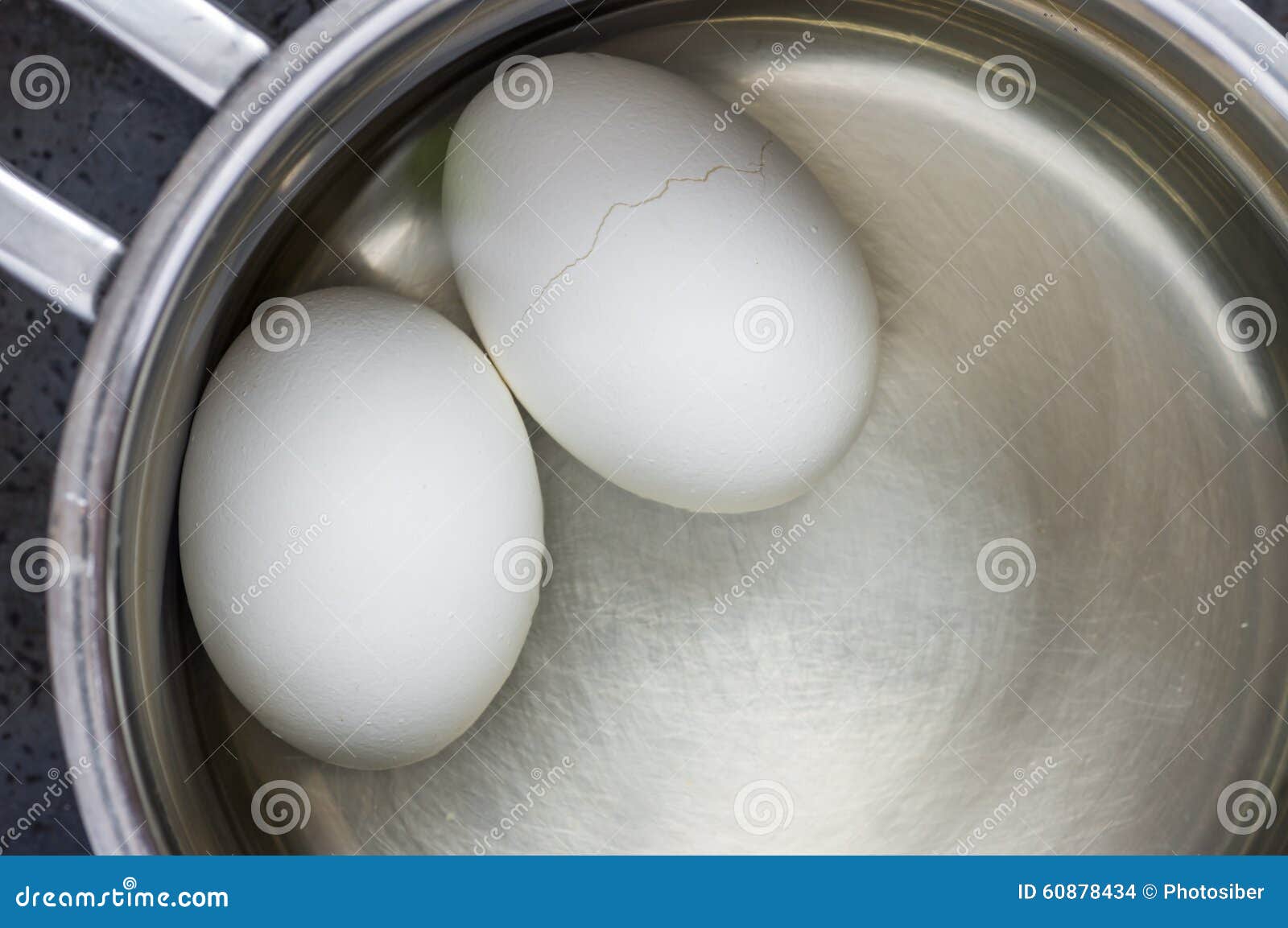 Почему яйца серые. Белые яйца в кастрюле. Яйца в кастрюле арт. Вареное яйцо в металлической. Вареные яйца серого цвета.