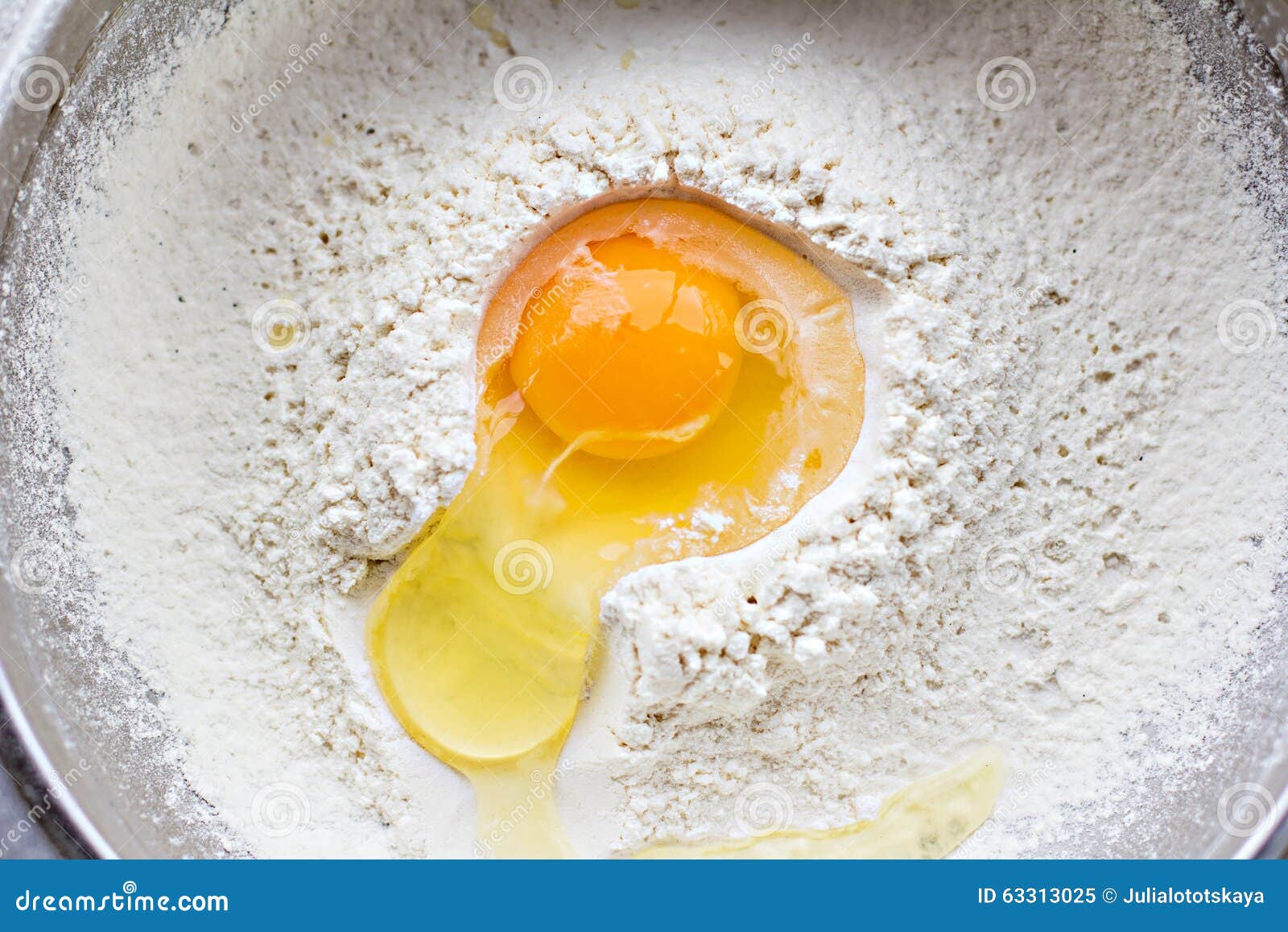 К чему снятся сырые яйца разбивать. Мука и яйца. Разбитое яйцо и мука. Желток в муке. Яйцо разбитое в муку вид сверху.