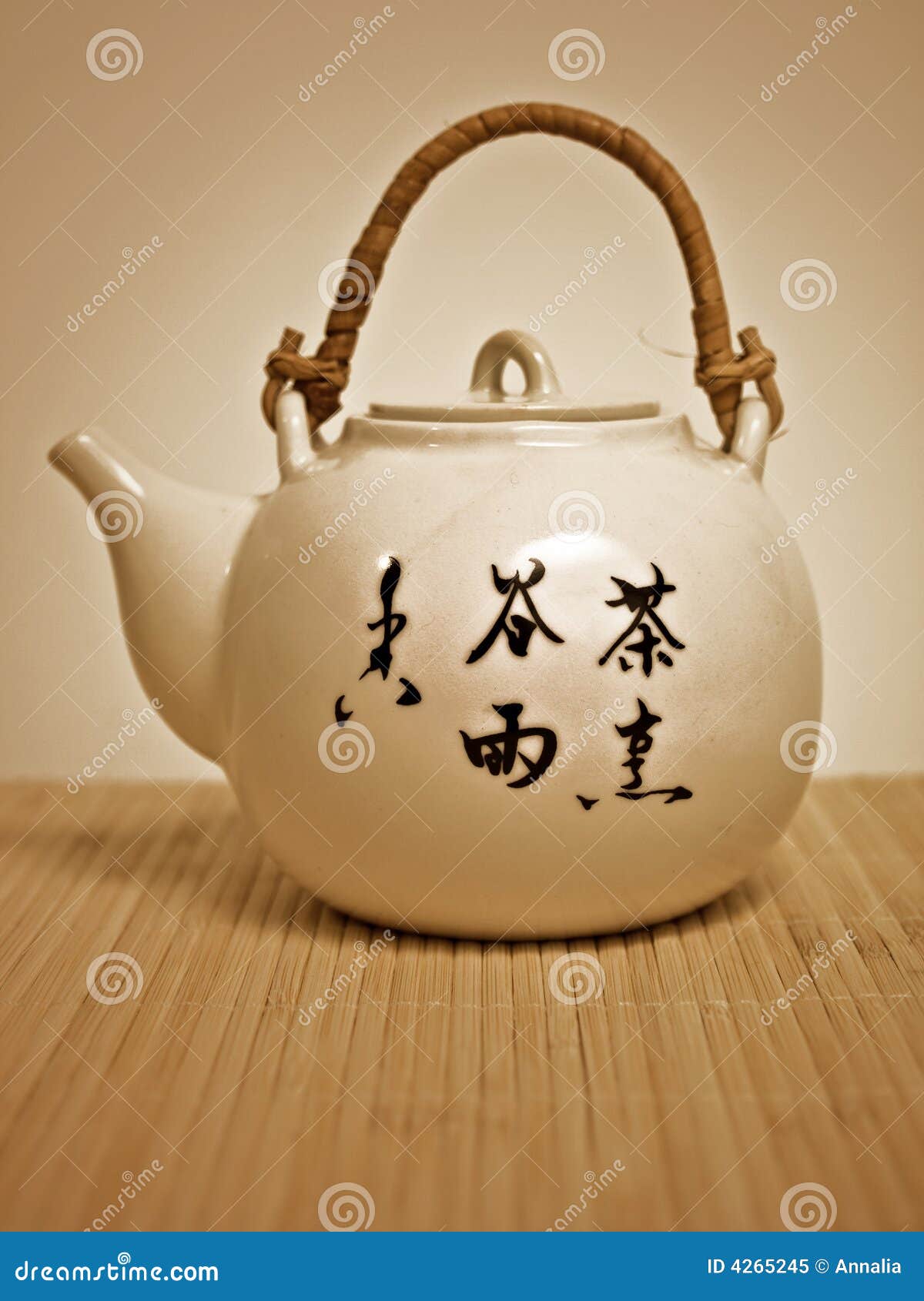 Bamboo японское traditiona чайника скатерти.