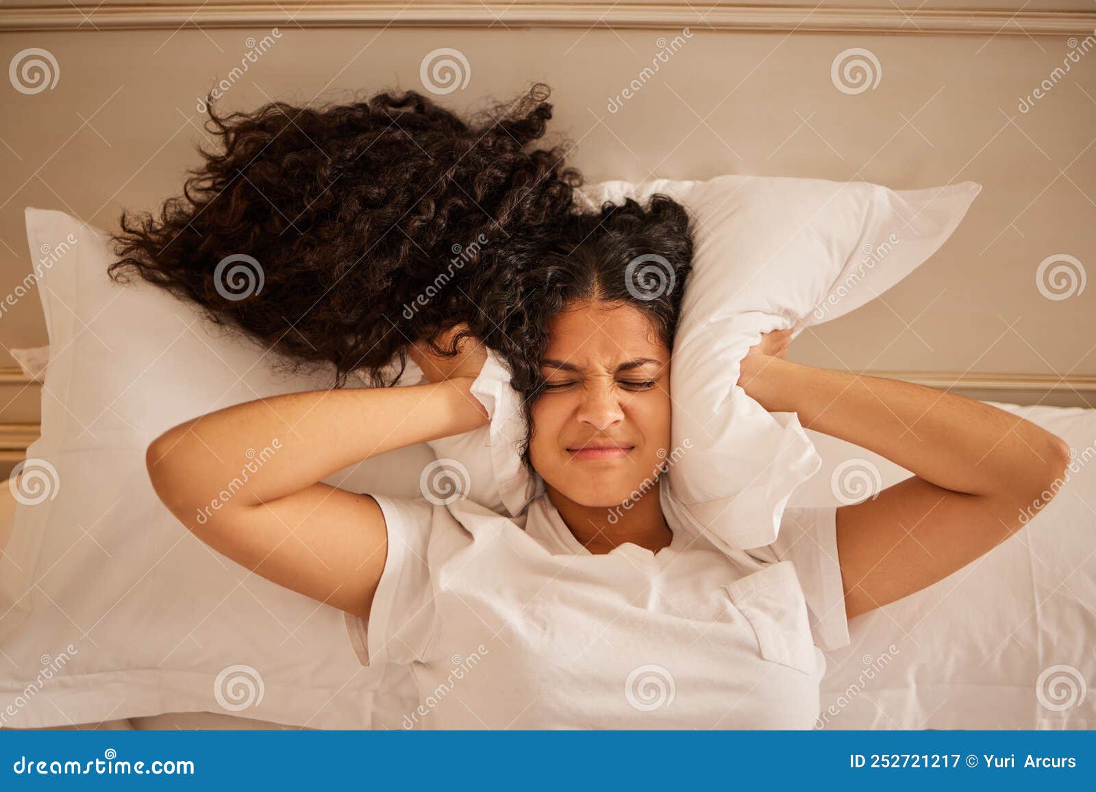 Я просто хочу немного поспать. молодая женщина, прикрывающая уши подушкой в  постели дома. Стоковое Изображение - изображение насчитывающей ухо,  естественно: 252721217
