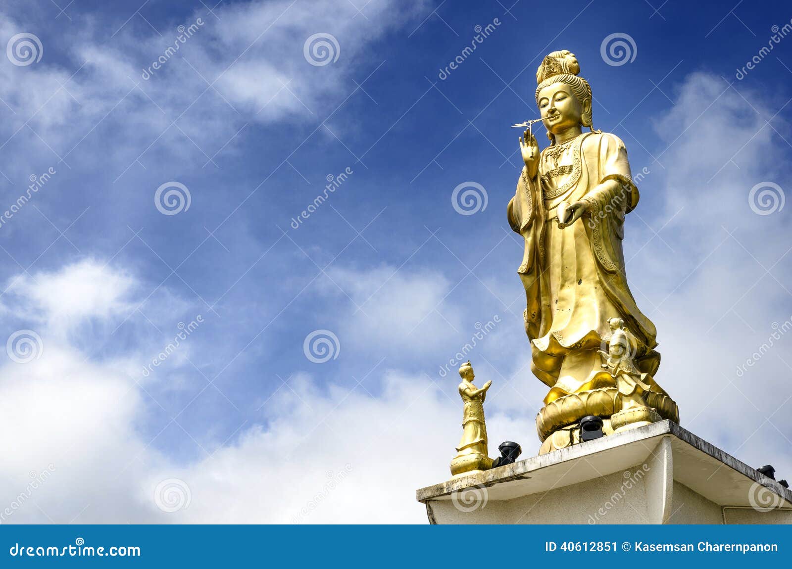 观世音菩萨'，观音菩萨，菩萨金黄雕象在Trang，泰国库存图片- 图片包括有安静, 围腰: 40612851