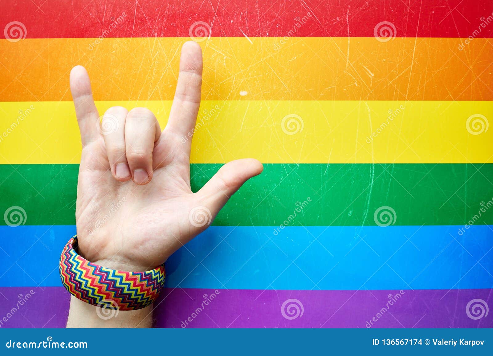 Ich Liebe Dich In Der Amerikanischen Gebardensprache Asl Die Die Hand Eines Mannes Auf Dem Hintergrund Der Flagge Von Gemeinsc Stockfoto Bild Von Bemannt Hand 136567174