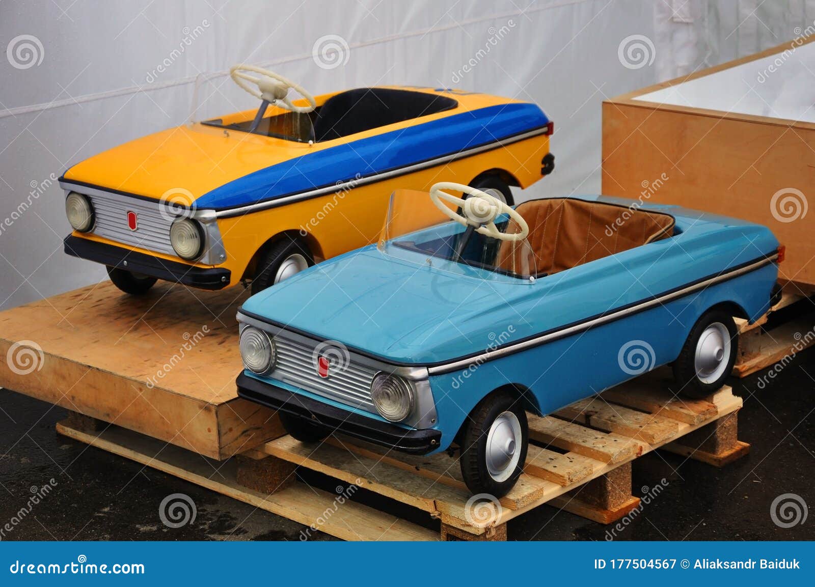 60 70 80年代踏板驱动的复古儿童玩具车库存图片 图片包括有60 70 80年代踏板驱动的复古儿童玩具车