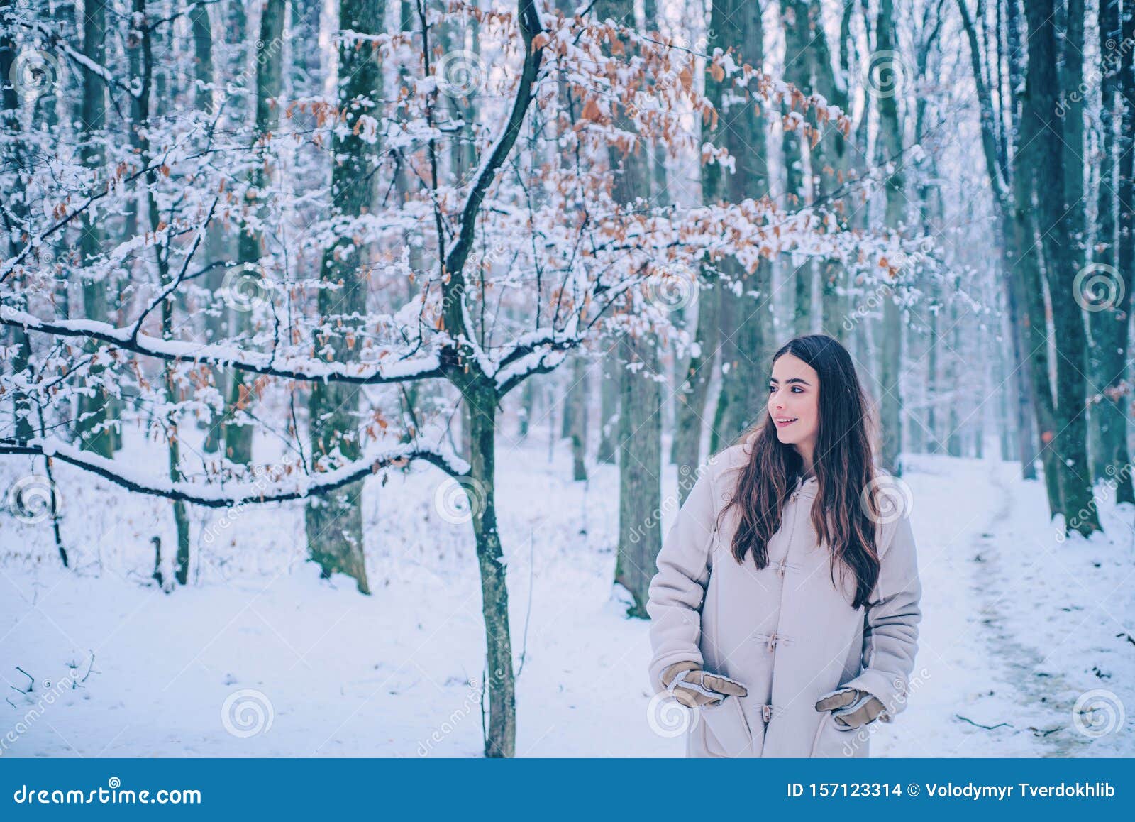幸福的冬天女孩 年轻女性的肖像试图自己的雪的温暖 漂亮的冬季森林中 库存照片 图片包括有