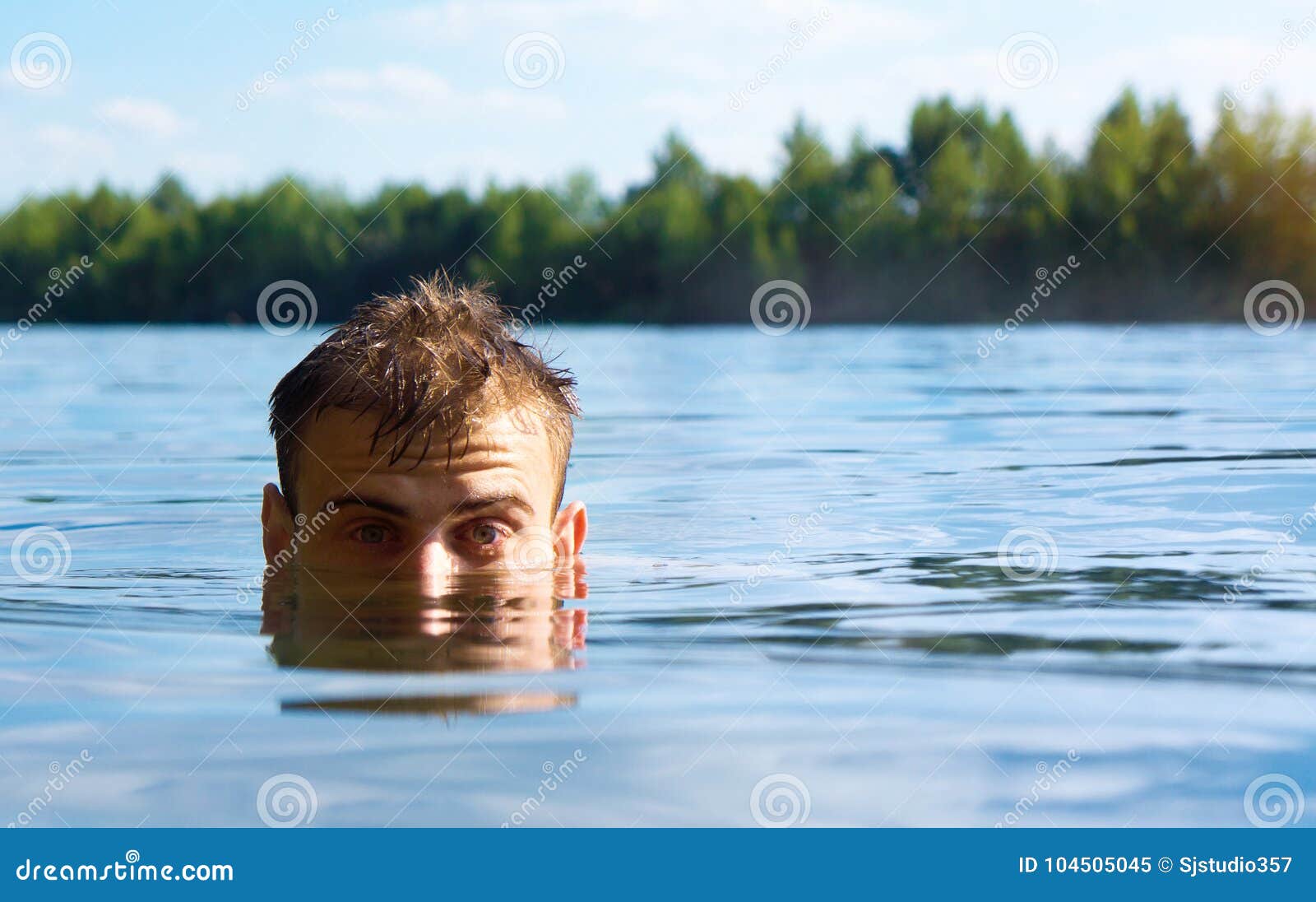 一个人在湖的水中游泳 喜欢休息在水中 获得乐趣库存图片 图片包括有