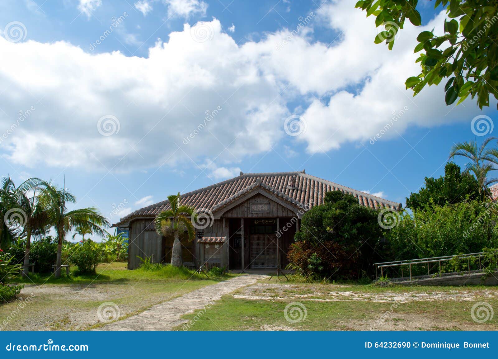 一个传统冲绳房子库存照片 图片包括有云彩 链子 日语 热带 屋顶 木头 瓦片 房子