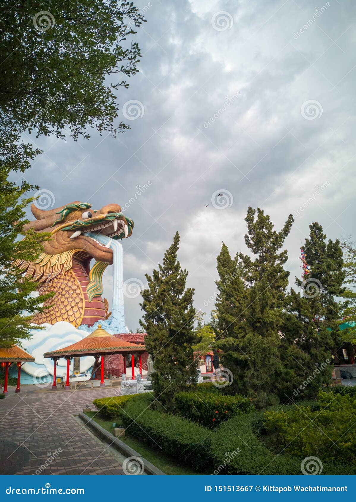 一个大龙大厦在庭院里 当天空是近下雨时库存图片 图片包括有一个大龙大厦在庭院里 当天空是近下雨时 一个大龙大厦在庭院里 当天空是近下雨时库存图片 图片包括有一个大龙大厦在庭院里 当天空是近下雨时