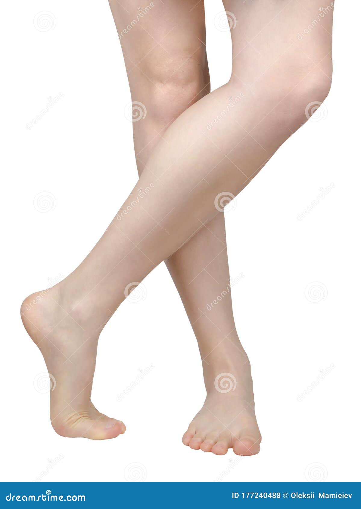 一个女孩赤脚裸足 赤脚赤脚 双腿交叉 一个站在脚趾上 脚的内部是可见的 正面库存照片 图片包括有
