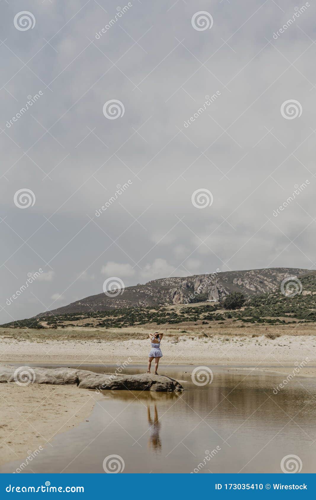 一个妇女站在岸边背景上群山的垂直照片编辑类图片 图片包括有小珠靠岸的 海岸线 妇女 户外
