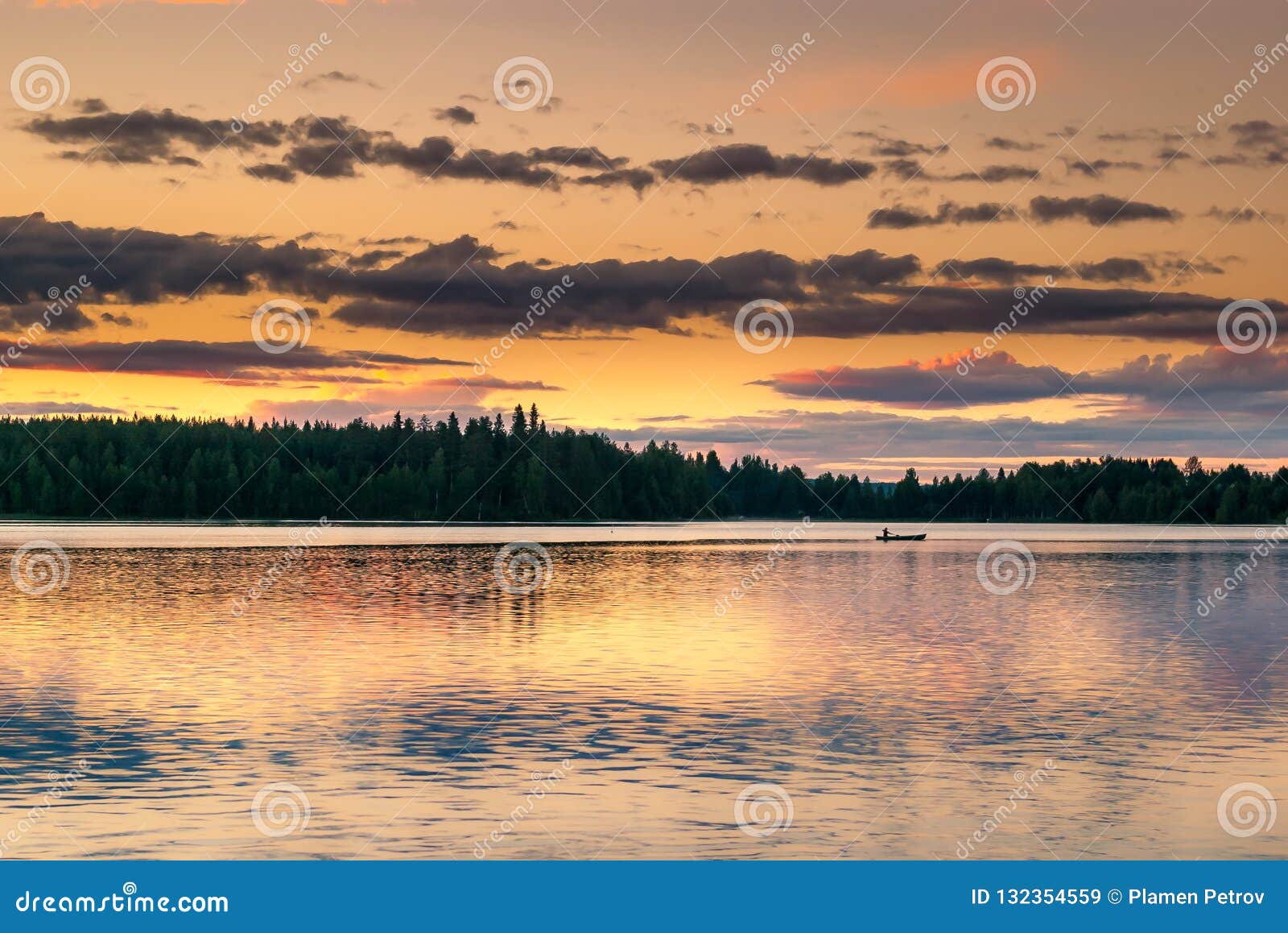 一个湖在白夜期间的芬兰库存图片 图片包括有午夜 晒裂 场面 黄色 旅行 阳光 划船者