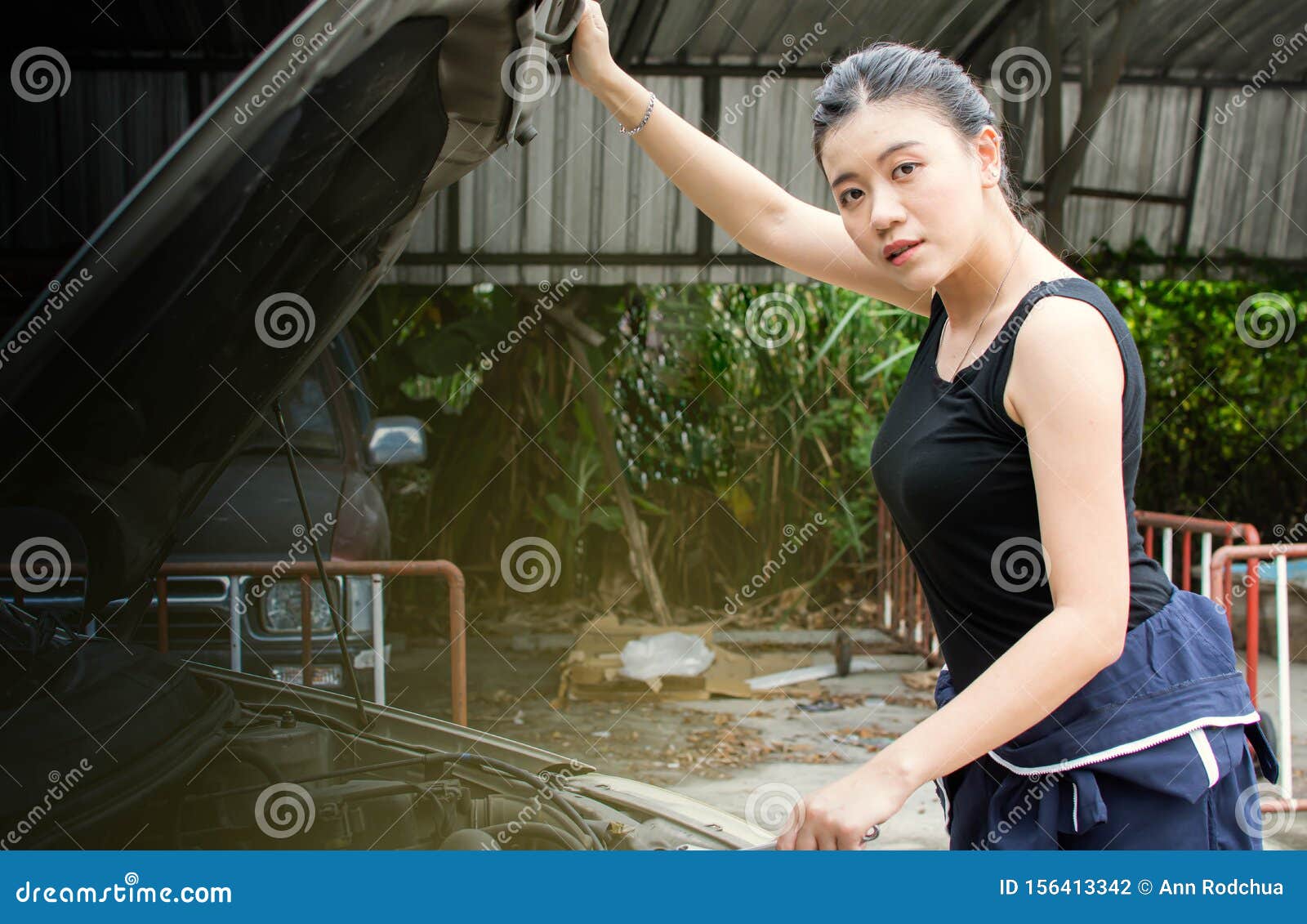 一个漂亮的女人正在修车库存照片 图片包括有一个漂亮的女人正在修车