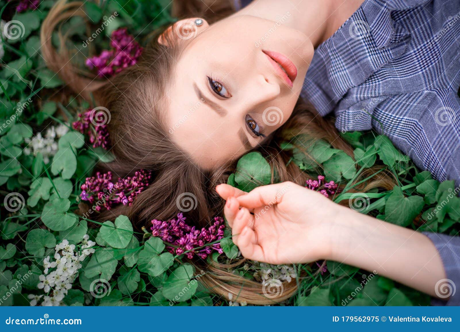 一个漂亮的手女 躺在草上花丛中库存图片 图片包括有有吸引力的 人员 纵向 妇女 绿色 位于 一个漂亮的手女 躺在草上花丛中库存图片 图片包括有有吸引力的 人员 纵向 妇女 绿色 位于