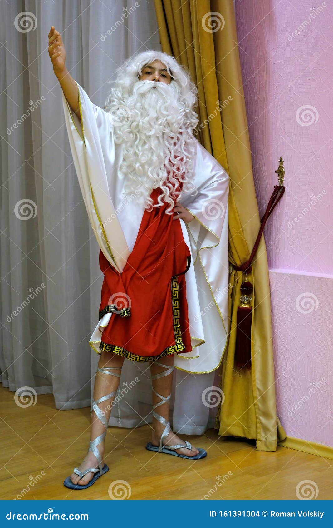 一个留着白胡子 戴着卷发的年轻人 身着罗马人 希腊圣人或神的服装宙斯或木星的嘉年华形象库存照片 图片包括有窗帘 一个留着白胡子 戴着卷发的年轻人 身着罗马人 希腊圣人或神的服装宙斯或木星的嘉年华形象库存照片 图片包括有窗帘