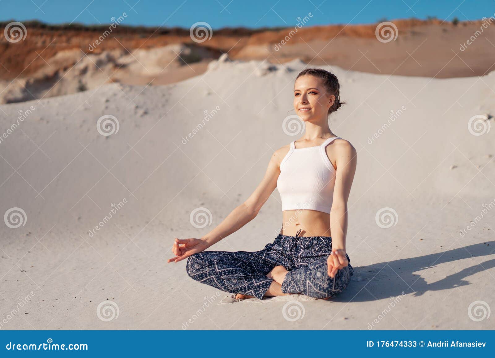 一个白色上衣 宽裤的白人少女 坐在沙滩上的荷花位置库存图片 图片包括有人员 和平 成人 本质