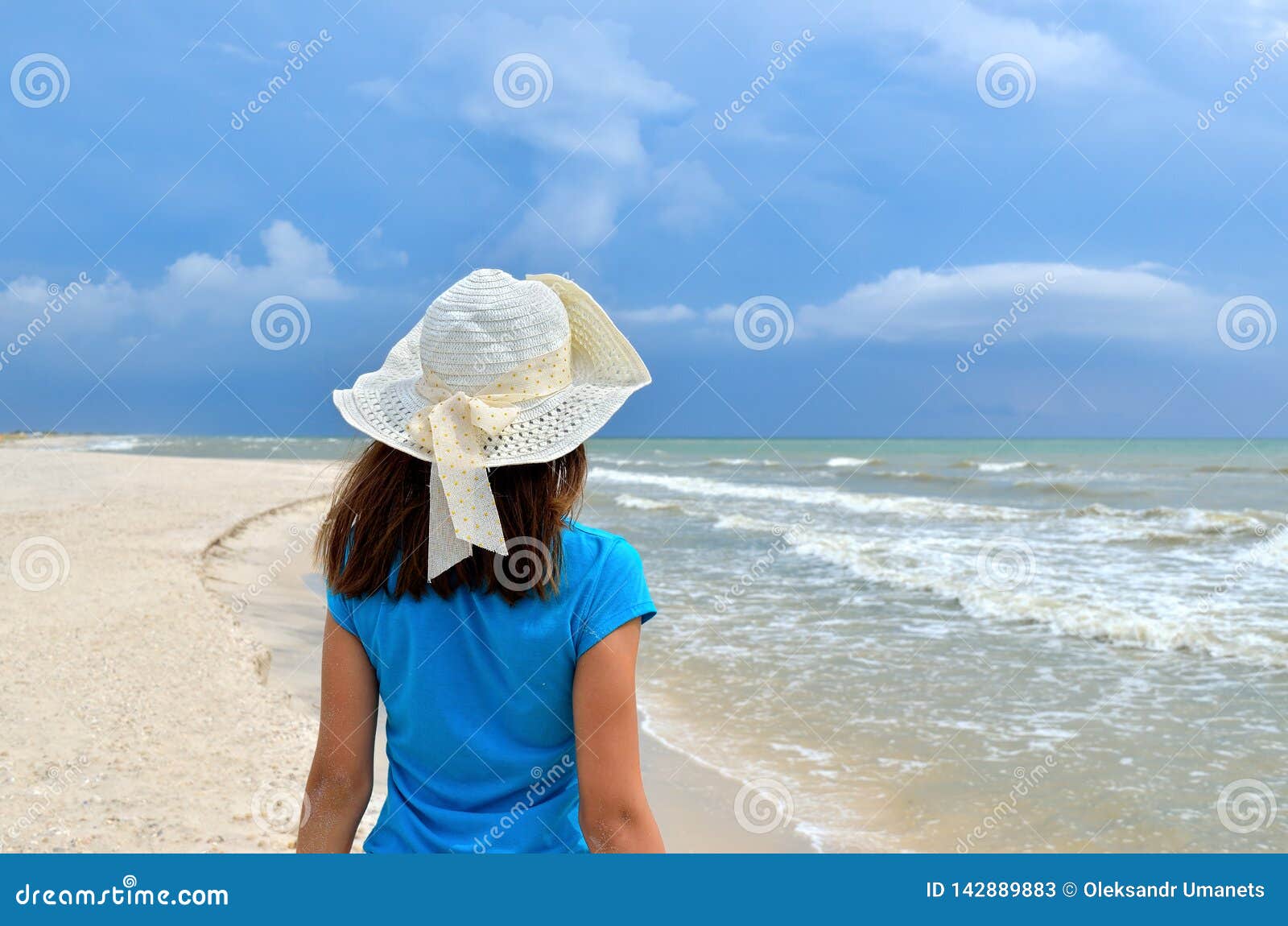 一个白色帽子的少女在海海滩反对蓝色海的干净 沙滩库存图片 图片包括有反对蓝色海的干净 沙滩 一个白色帽子的少女在海海滩