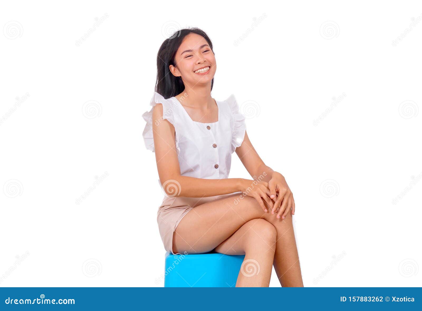 一个白衣的亚洲女孩 坐在蓝凳子上赤脚库存照片 图片包括有 一个白衣的亚洲女孩 坐在蓝凳子上赤脚库存照片 图片包括有