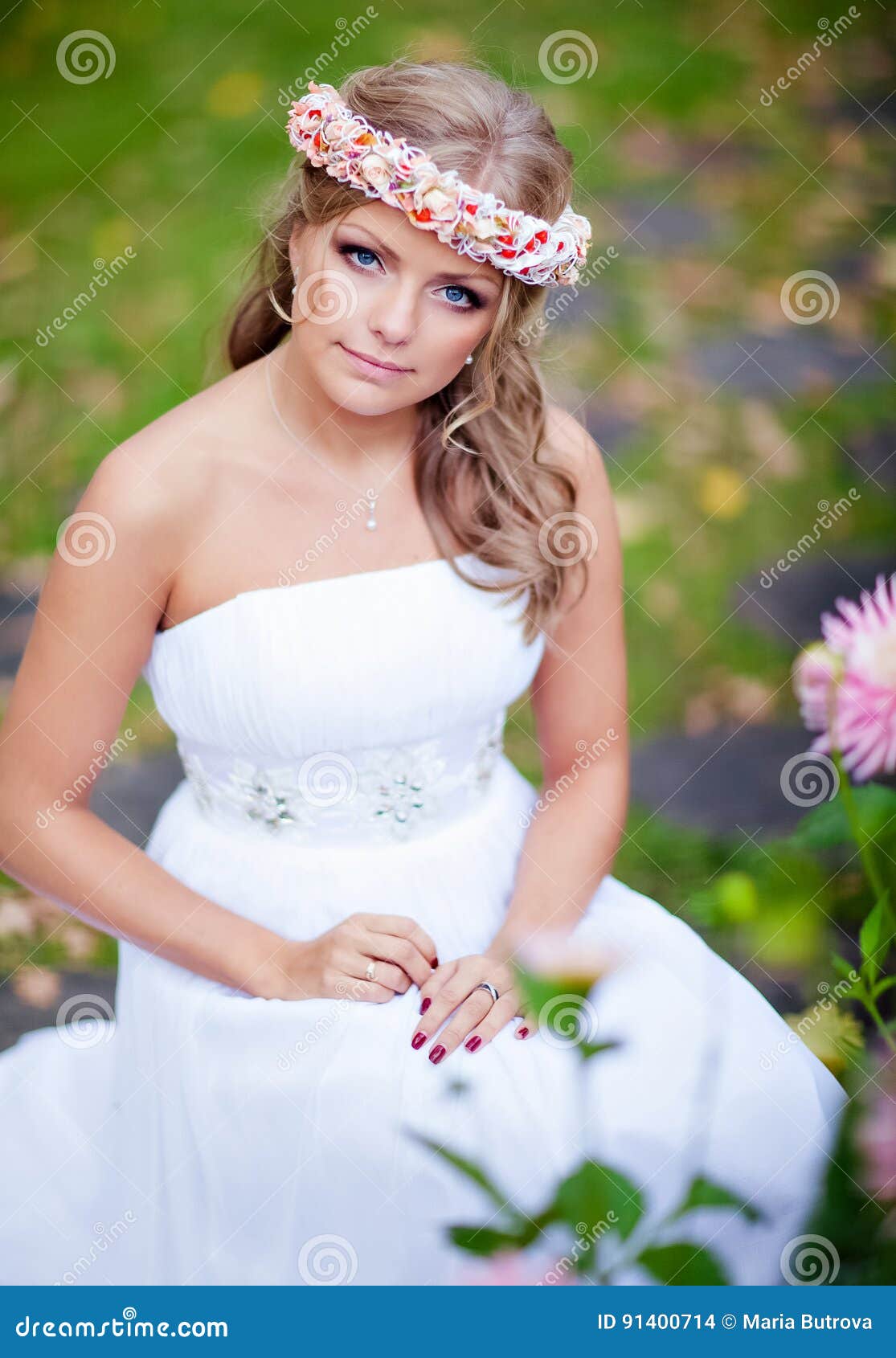 一个美丽的新娘的画象有花王冠的在他的他库存照片 图片包括有一个美丽的新娘的画象有花王冠的在他的他