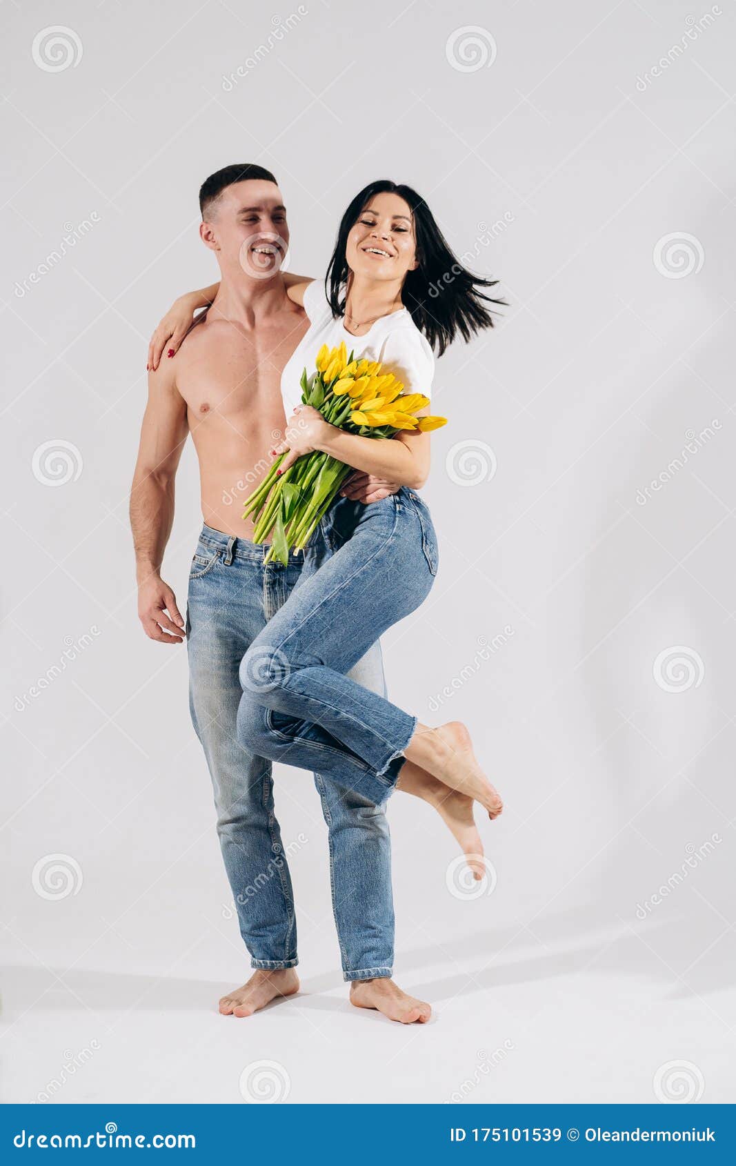 一个花开的快乐女孩 和她裸体的男友 她们在跳舞 玩得开心有魅力的年轻女人库存图片 图片包括有背包 偶然 一个花开的快乐女孩 和她裸体的男友 她们在跳舞 玩得开心有魅力的年轻女人库存图片 图片包括有背包 偶然
