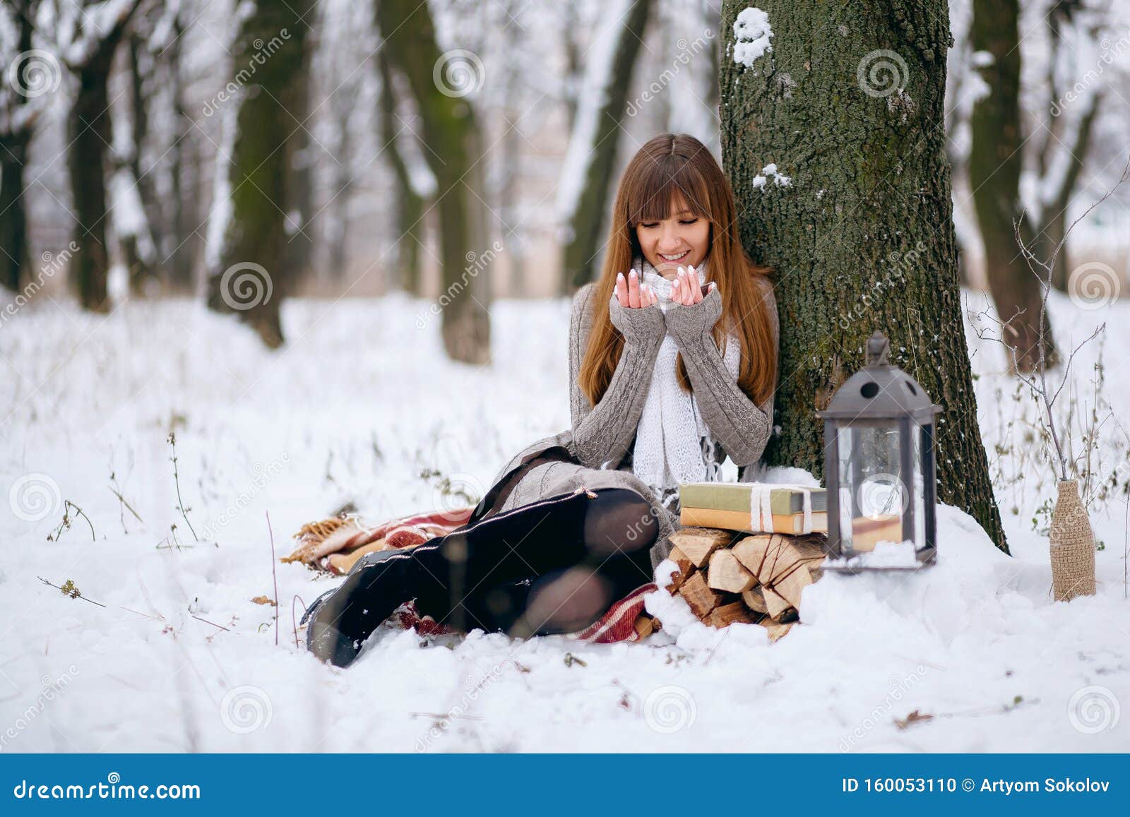 一个裹着毯子的雪林女孩的冬日画像裸头 头发上的雪花库存照片 图片包括有环境 户外 建筑师