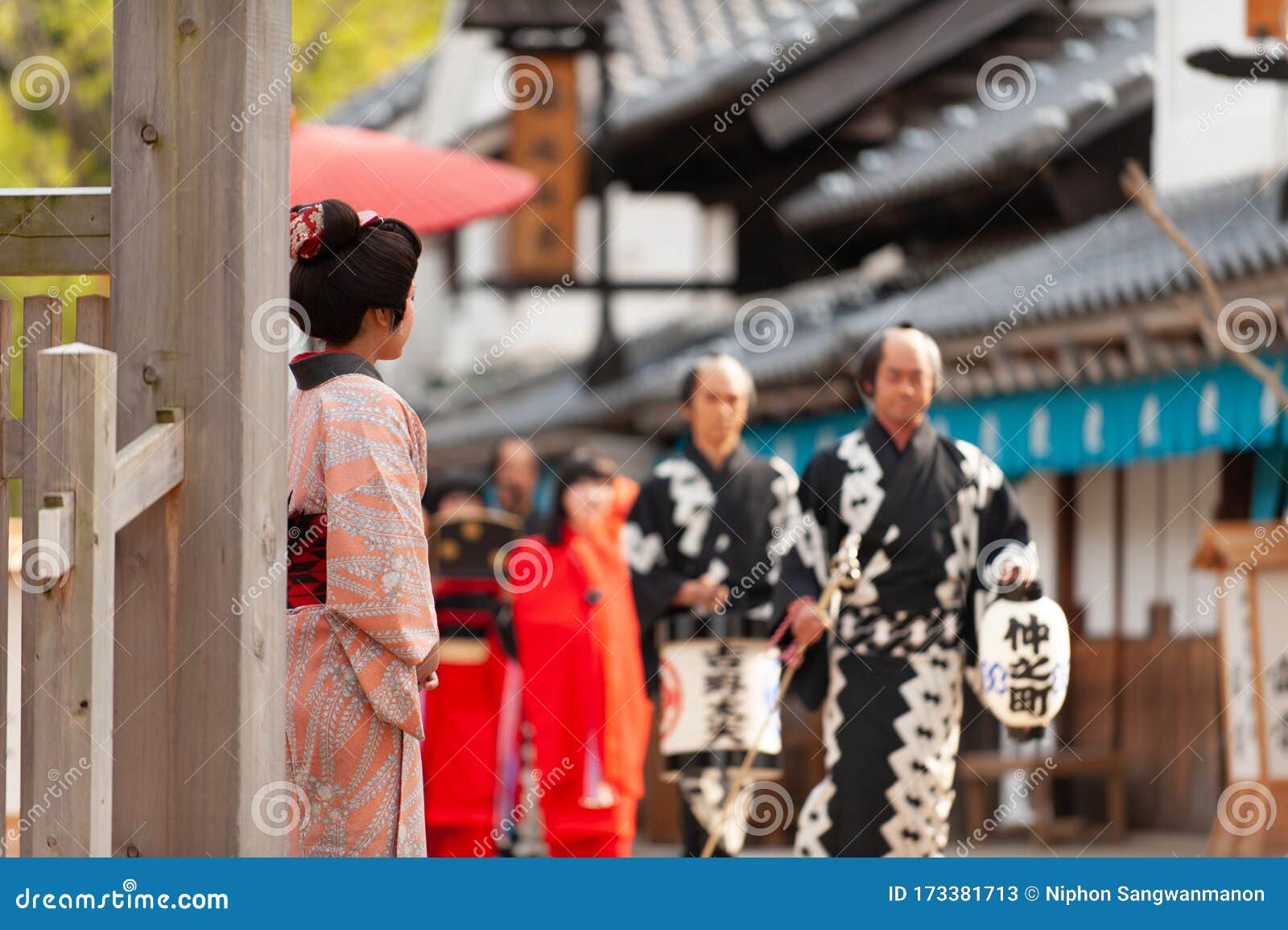一位优雅优雅的宫女在江户街上游行 身着江户湾全套服装编辑类库存照片 图片包括有聚会所 日本 衣物 一位优雅优雅的宫女在江户街上游行 身着江户湾全套服装编辑类库存照片 图片包括有聚会所 日本 衣物