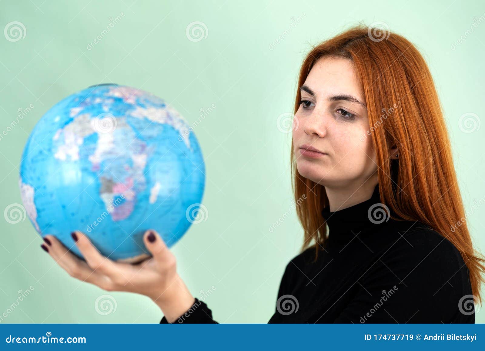 一位忧伤的年轻女子的画像 手中握着世界地理的地球旅游目的地和地球保护库存图片 图片包括有旅游目的地和地球保护 一位忧伤的年轻女子的画像 手中握着世界地理的地球 一位忧伤的年轻女子的画像 手中握着世界地理的地球旅游目的地和地球保护库存图片 图片包括有旅游目的地和地球保护 一位忧伤的年轻女子的画像 手中握着世界地理的地球