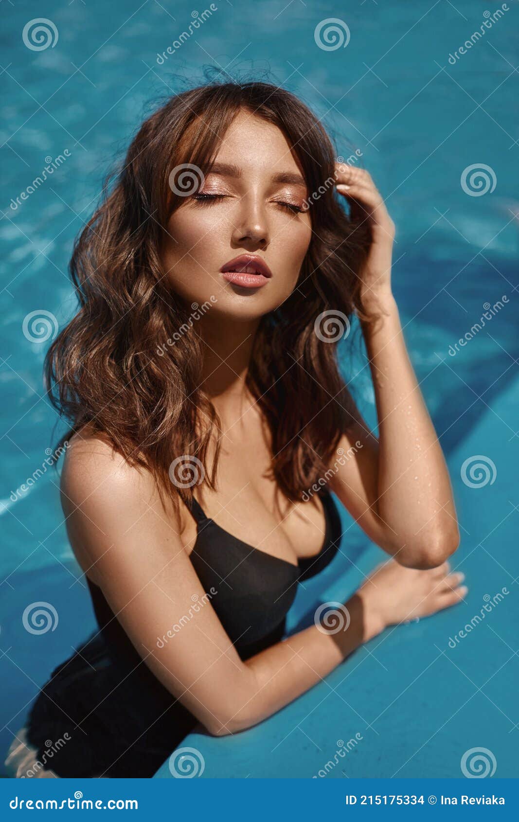 一位性感的美女 头发黑 身穿优雅的泳衣 在泳装中放松库存照片 图片包括有华美 女孩 魅力 皮肤