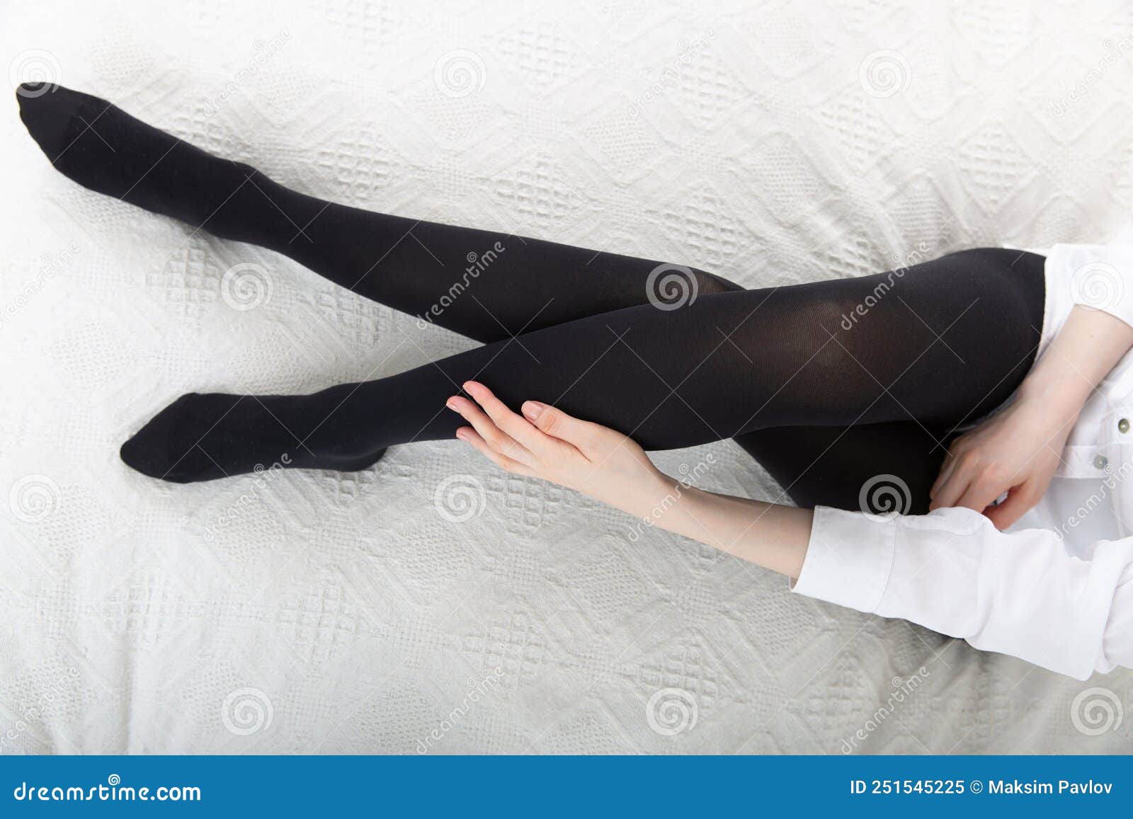 一位把袜子塞进室内的美女. 长丝袜的美女长腿. 穿着长袜的女孩库存图片- 图片包括有英尺, 内部: 251545225