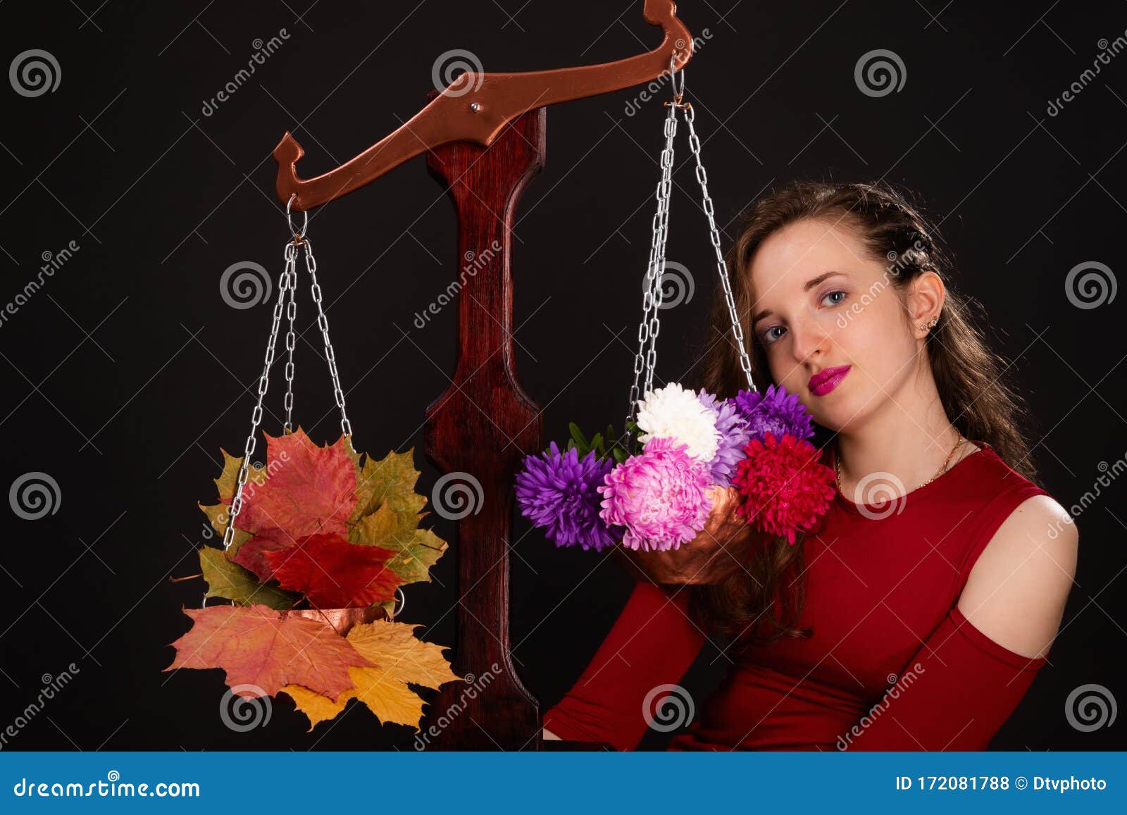 一位秋意美的女售货员在鳞片上重花 彩枫有趣的概念库存照片 图片包括有有趣的概念 一位秋意美的女售货员在鳞片上重花 彩枫 一位秋意美的女售货员在鳞片上重花 彩枫有趣的概念库存照片 图片包括有有趣的概念 一位秋意美的女售货员在鳞片上重花 彩枫