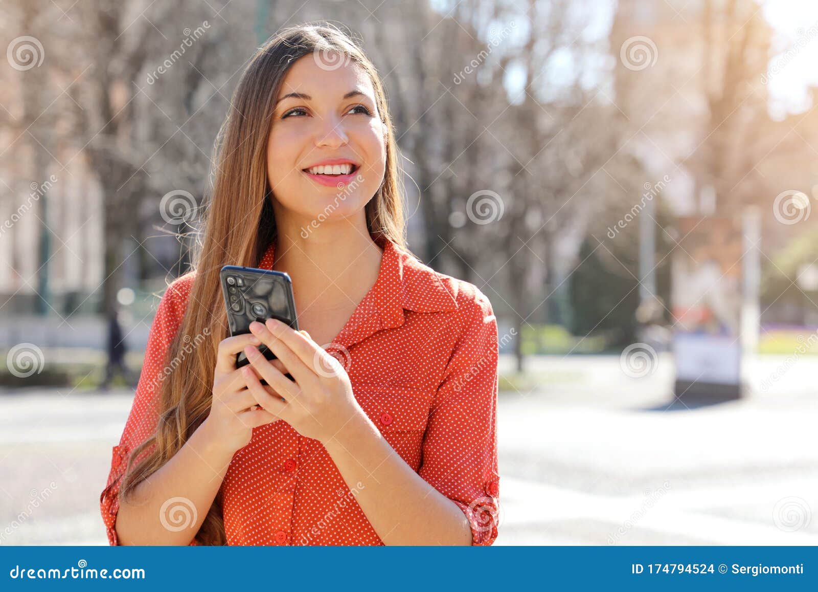一位自信的巴西女子的头像 手持手机 望着城市街道的侧面库存照片 图片包括有移动电话 拉丁语