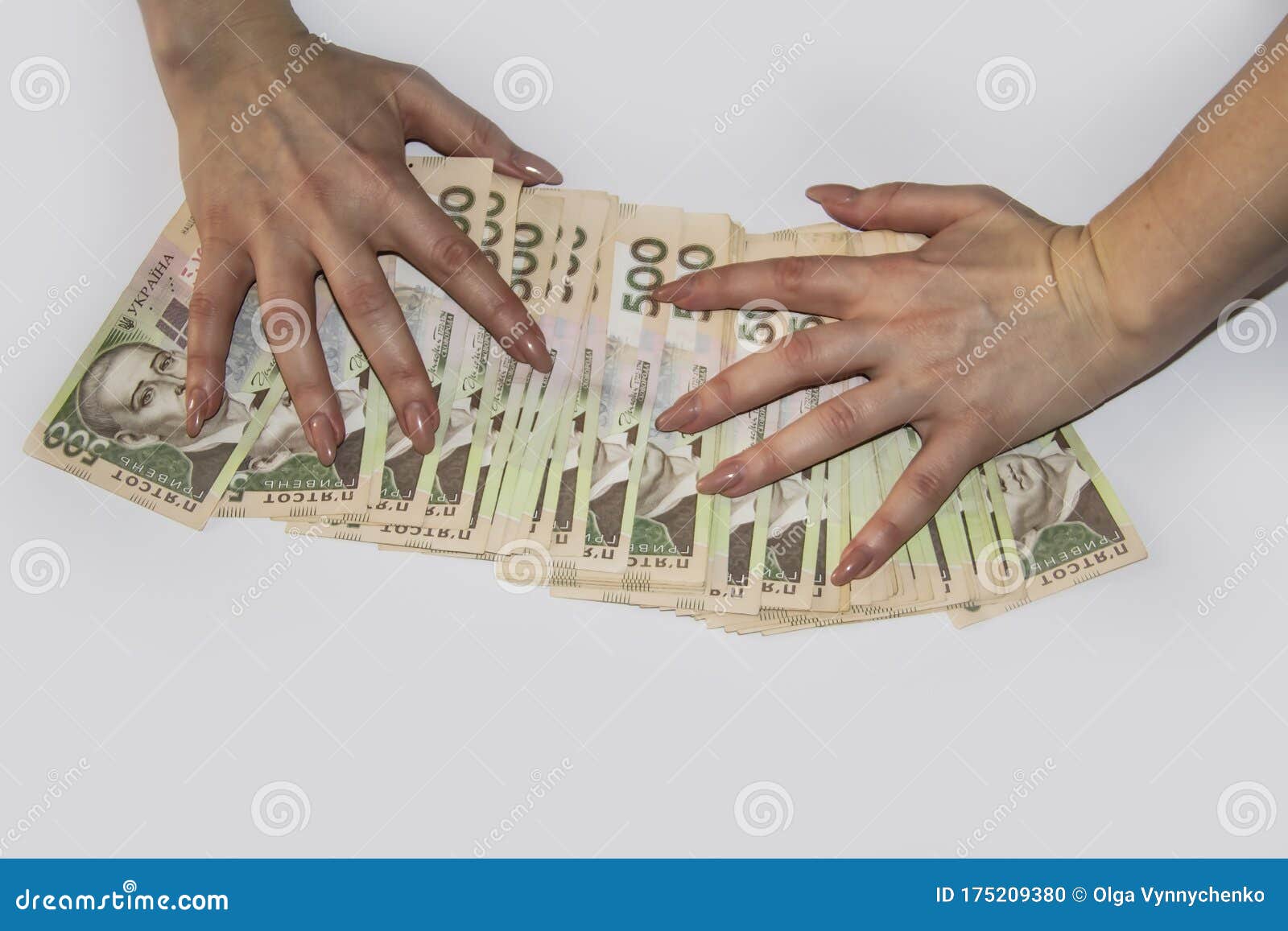 一只女手握着乌克兰的钱格里夫尼亚500 乌克兰法案五百格里夫纳两万乌克兰格里夫纳库存照片 图片