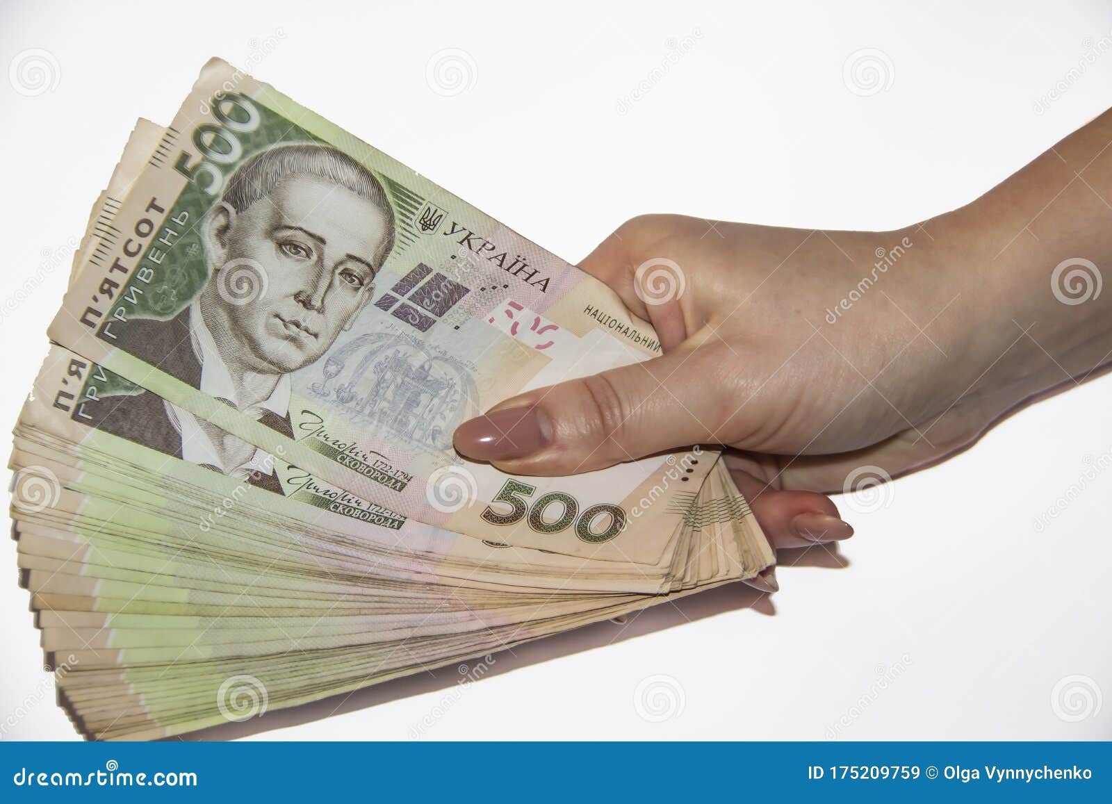 一只女手握着乌克兰的钱格里夫尼亚500 乌克兰法案五百格里夫纳几张乌克兰格里夫纳钞票库存图片 图片包括有外部 替换