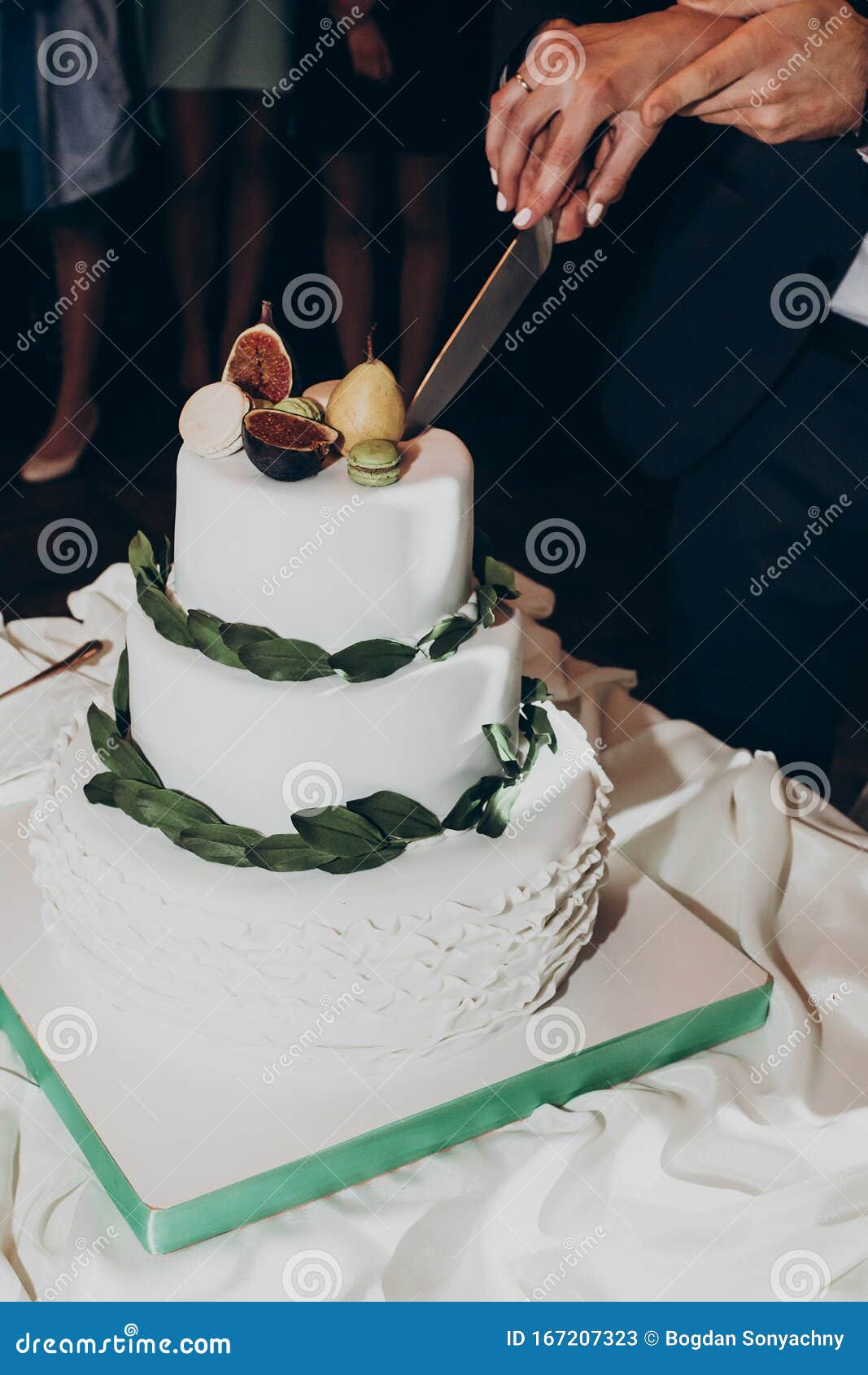 一对快乐的结婚夫妇一起切结婚蛋糕绿意盎然的蛋糕和无花果和马卡龙库存图片 图片包括有绿意盎然的蛋糕和无花果和马卡龙 一对快乐的结婚夫妇一起切结婚蛋糕