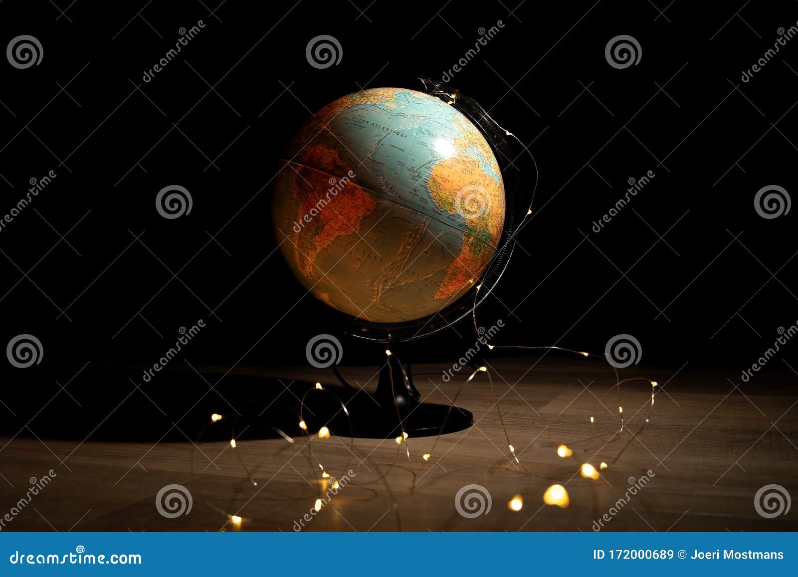 一幅地球仪的画像 在黑暗的房间里 一块木地板上的灯光环绕着它描绘了地球 是探索的完美库存图片 图片包括有它描绘了地球 是探索的完美 一幅地球仪的画像 在黑暗的房间里 一块木地板上的灯光环绕着