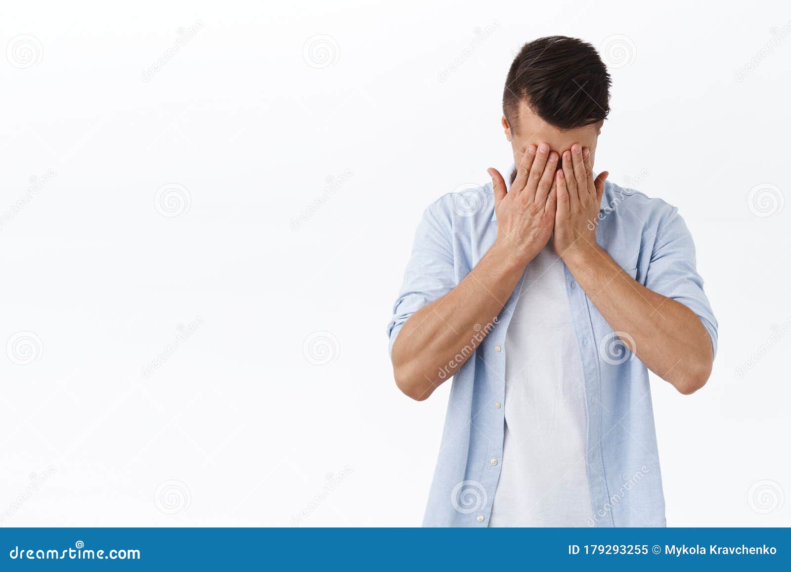 一幅忧郁疲惫的白种男青年画像 手举着脸 叹息 感到遗憾或悲伤 站着库存图片 图片包括有一幅忧郁疲惫的白种男青年画像 手举着脸 叹息 感到遗憾或悲伤 站着 一幅忧郁疲惫的白种男青年画像 手举着脸 叹息 感到遗憾或悲伤 站着库存图片 图片包括有一幅忧郁疲惫的白种男青年画像 手举着脸 叹息 感到遗憾或悲伤 站着