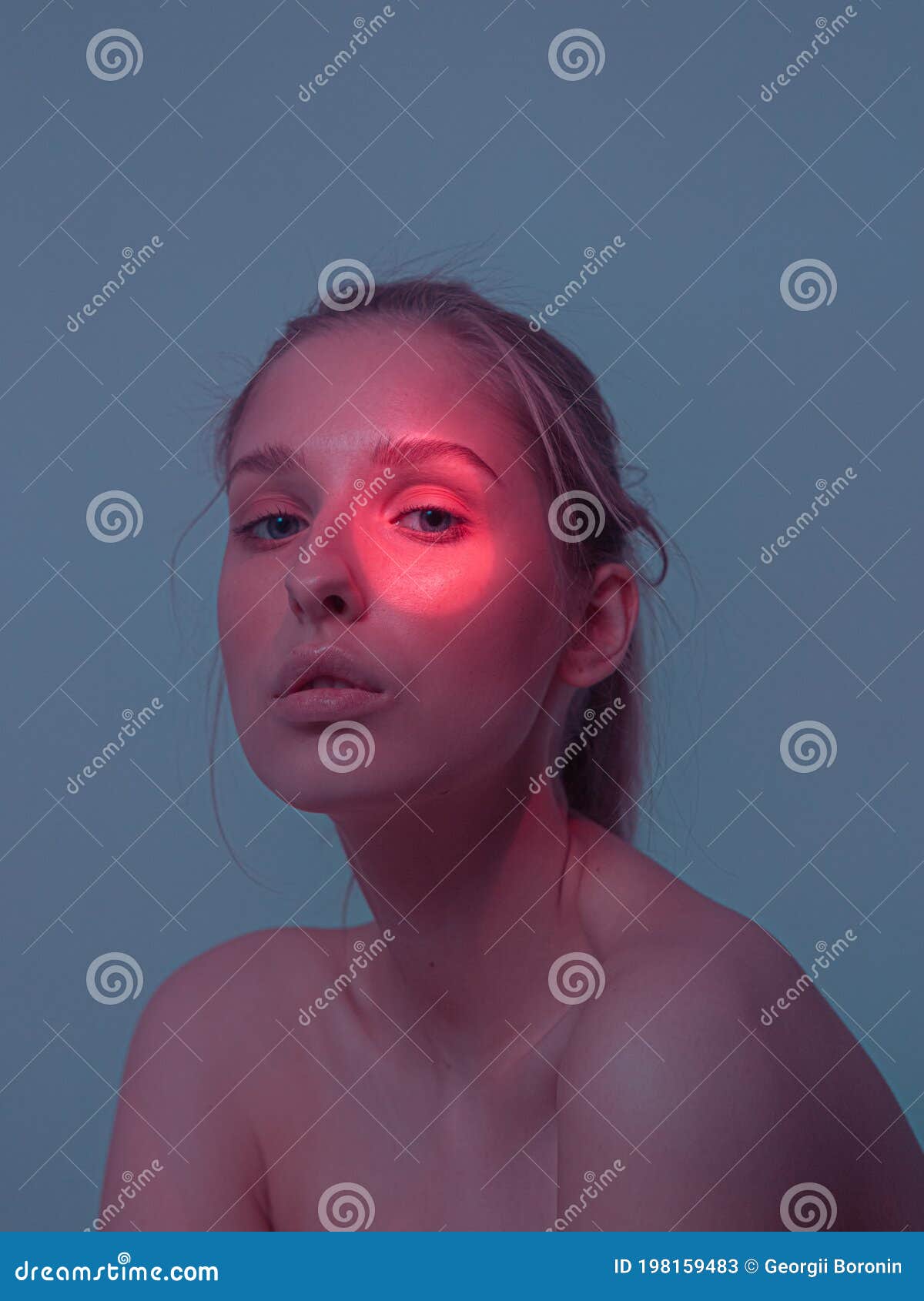 一幅神秘的画室画像 画面上有红色霓虹灯点的小女孩 眼睛和裸肩库存图片 图片包括有妇女 女孩 一幅神秘的画室画像 画面上有红色霓虹灯点的小女孩 眼睛和裸肩库存图片 图片包括有妇女 女孩
