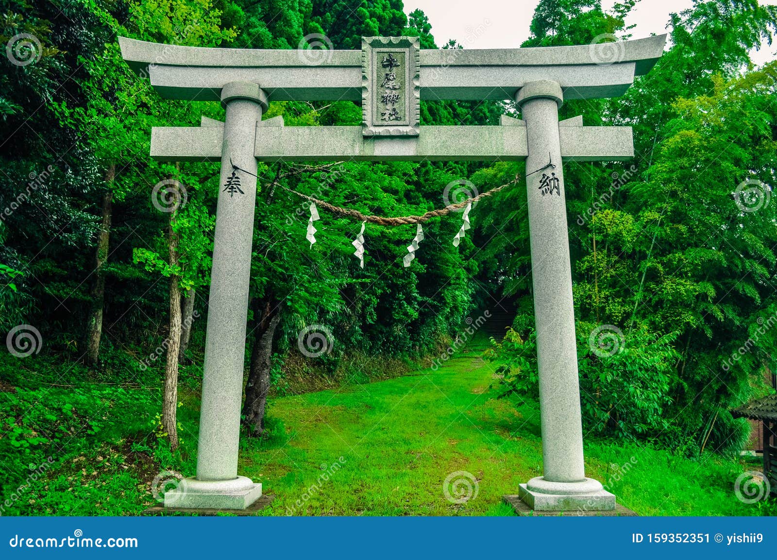 一座日本神社中的石鸟门 上 牛尾神社 左至右 敬业库存图片 图片包括有