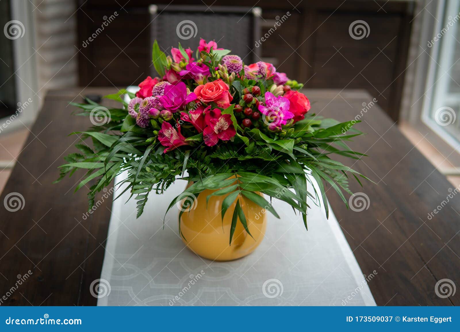 一张带白桌布的棕色桌子上 摆着一束彩色的花束 花束镶在黄色花瓶里库存图片 图片包括有花卉 花束 一张带白桌布的棕色桌子上 摆着一束彩色的花束 花束镶在黄色花瓶里库存图片 图片包括有花卉 花束