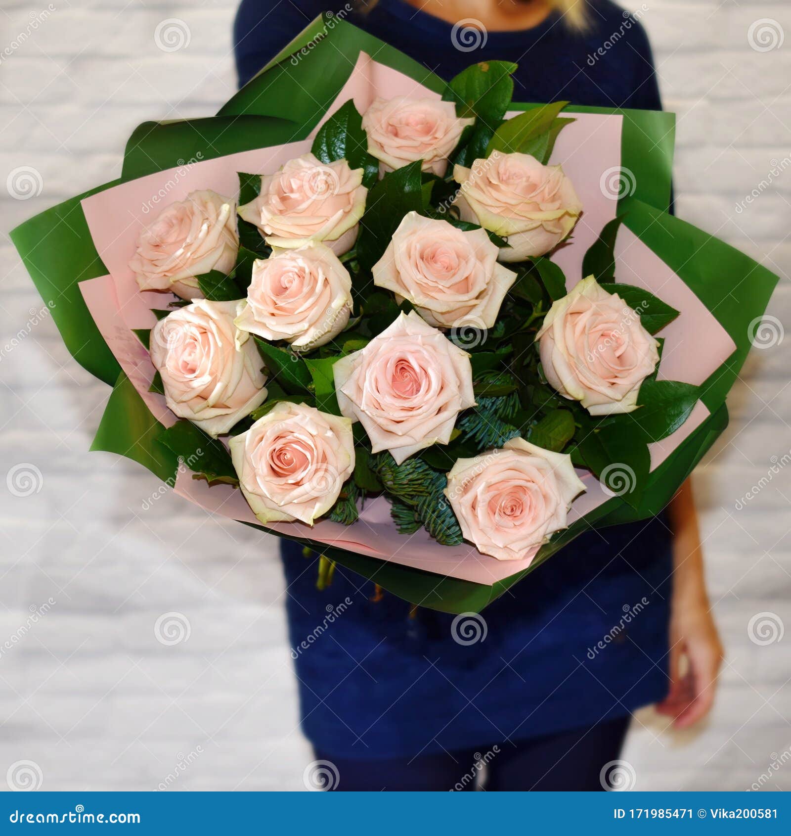 一束花春女节2月14日的鲜花花店的花束库存图片 图片包括有一束花 2月14日的鲜花 春女节 171985471