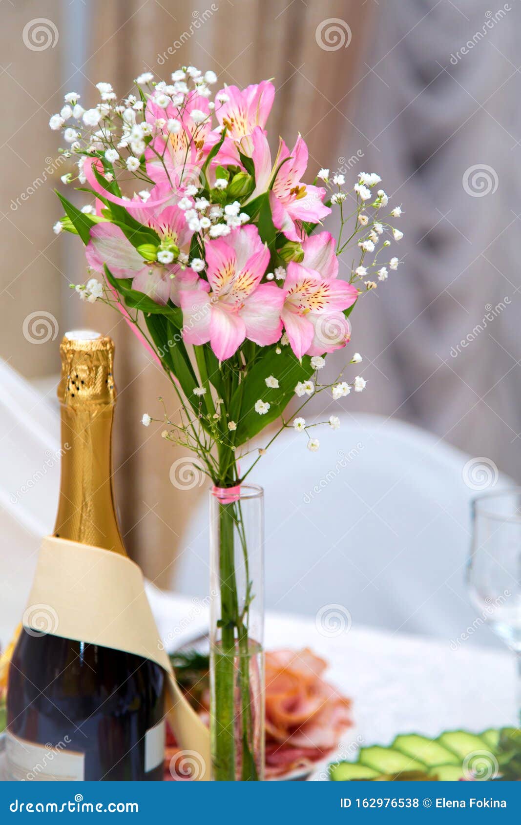 一束鲜花的美丽桌布库存照片 图片包括有花束 叉子 刀子 高雅 花卉 绽放 节假日 餐巾 162976538