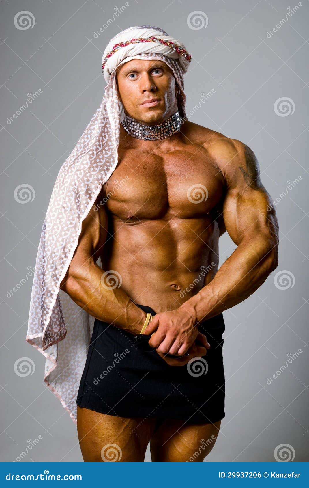 头戴一样中东头饰的肌肉男性库存照片 图片包括有