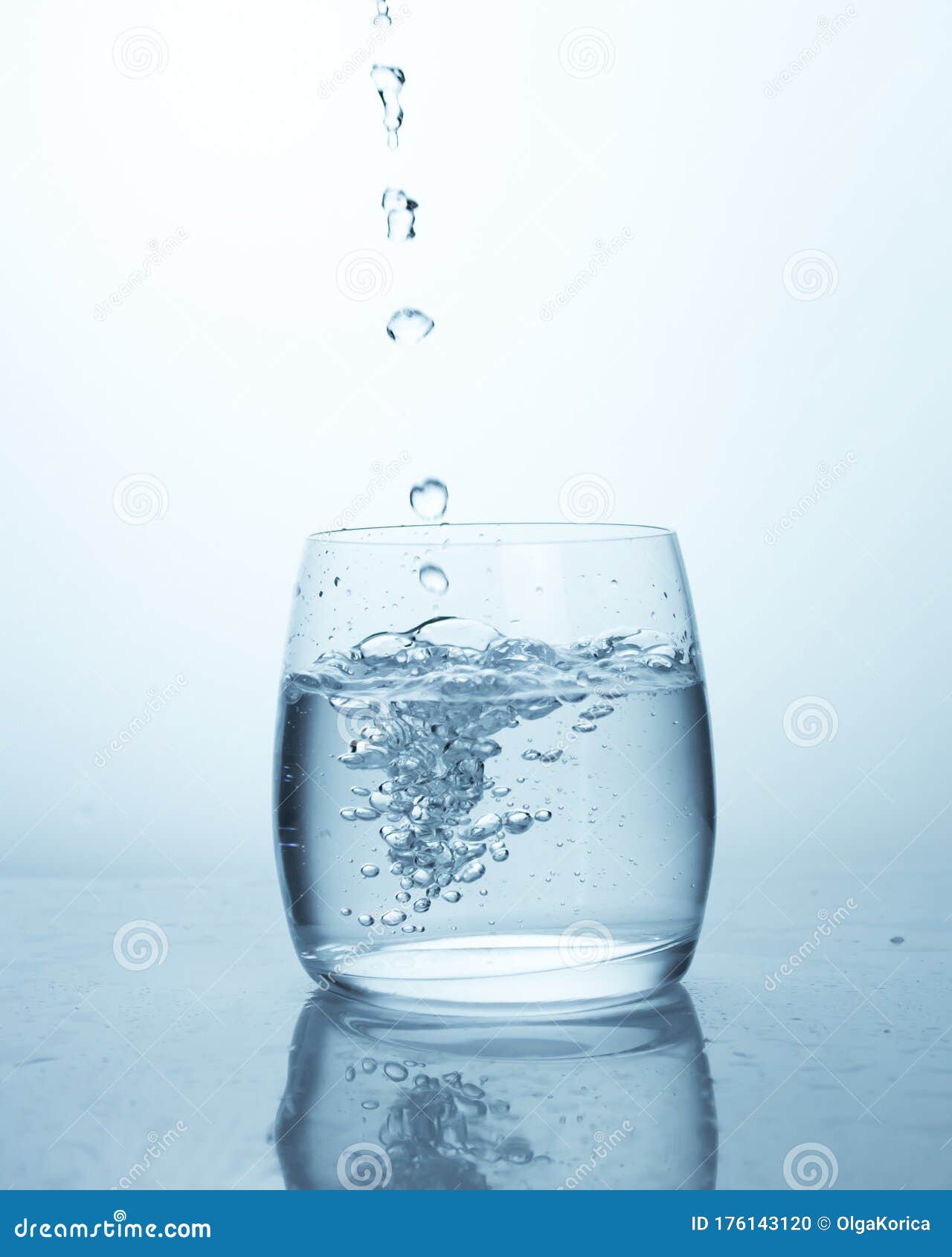 一滴水倒在一杯水里 漂亮的泡泡纯泉饮用水解渴清水库存照片 图片包括有打赌的人 能源 浪花 一滴水倒在一杯水里 漂亮的泡泡纯泉饮用水解渴清水库存照片 图片包括有打赌的人 能源 浪花