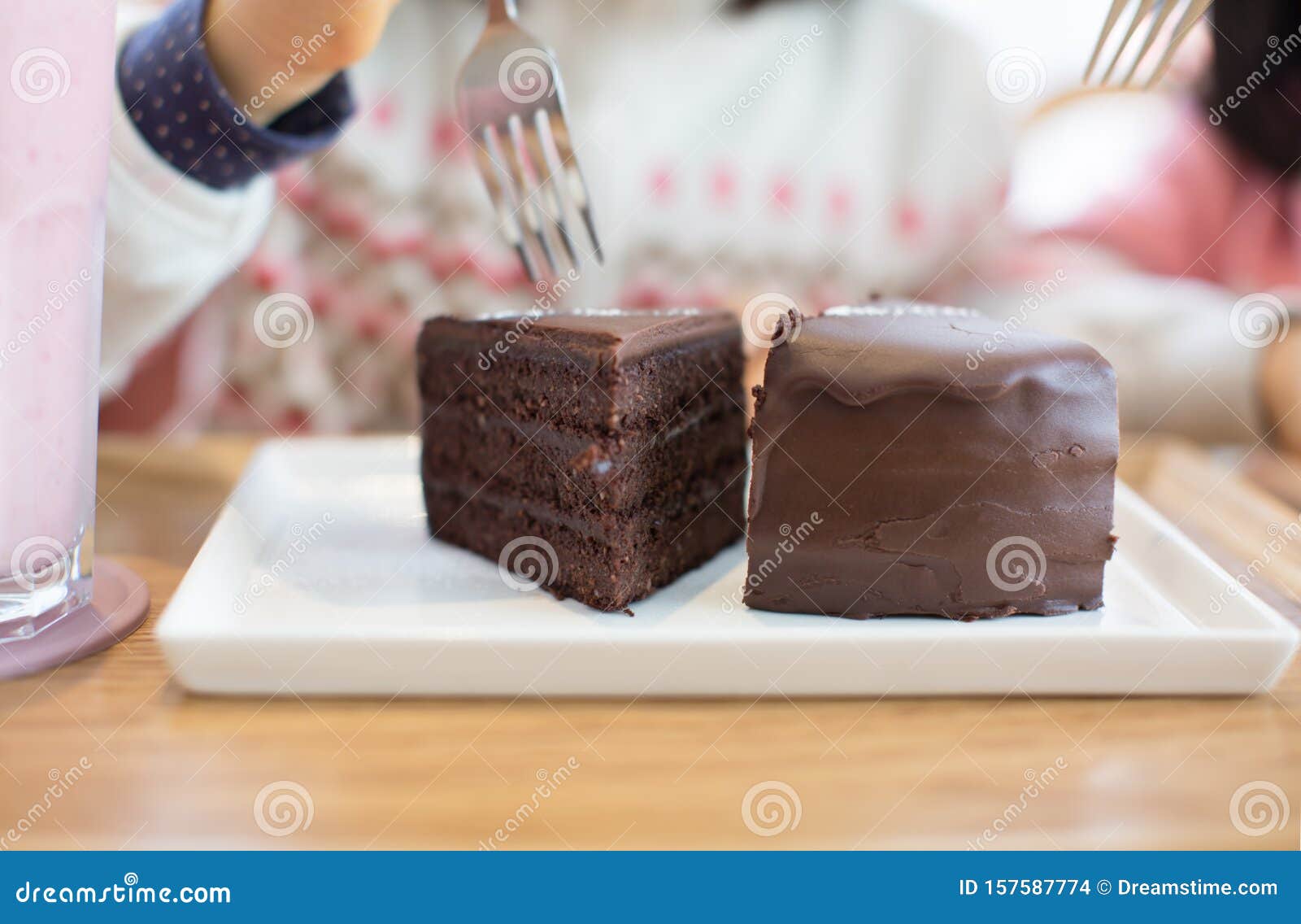一片美味的巧克力蛋糕一块蛋糕在盘子上甜食甜点生日蛋糕被吃的特写库存照片 图片包括有