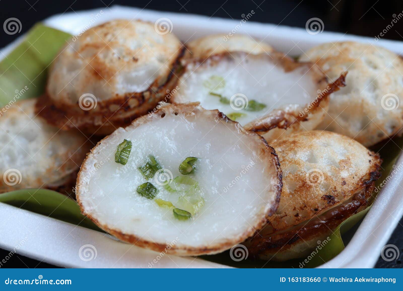 一种泰式甜品 泰式传统甜点 Kanom Krok 用面粉和椰子奶制成的甜点 放在瓷砖或椰子奶里库存照片 图片包括有可口