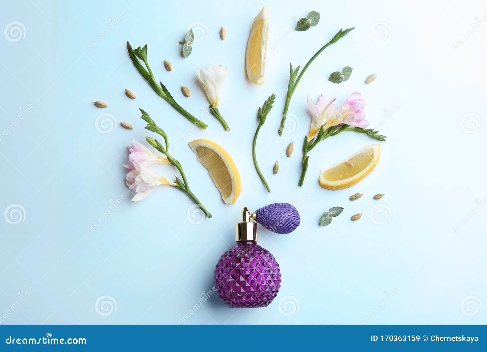 一种白背景 平躺 香水 柠檬 花瓶的美丽组合物库存图片 图片包括有方式 香味 位置 化妆用品