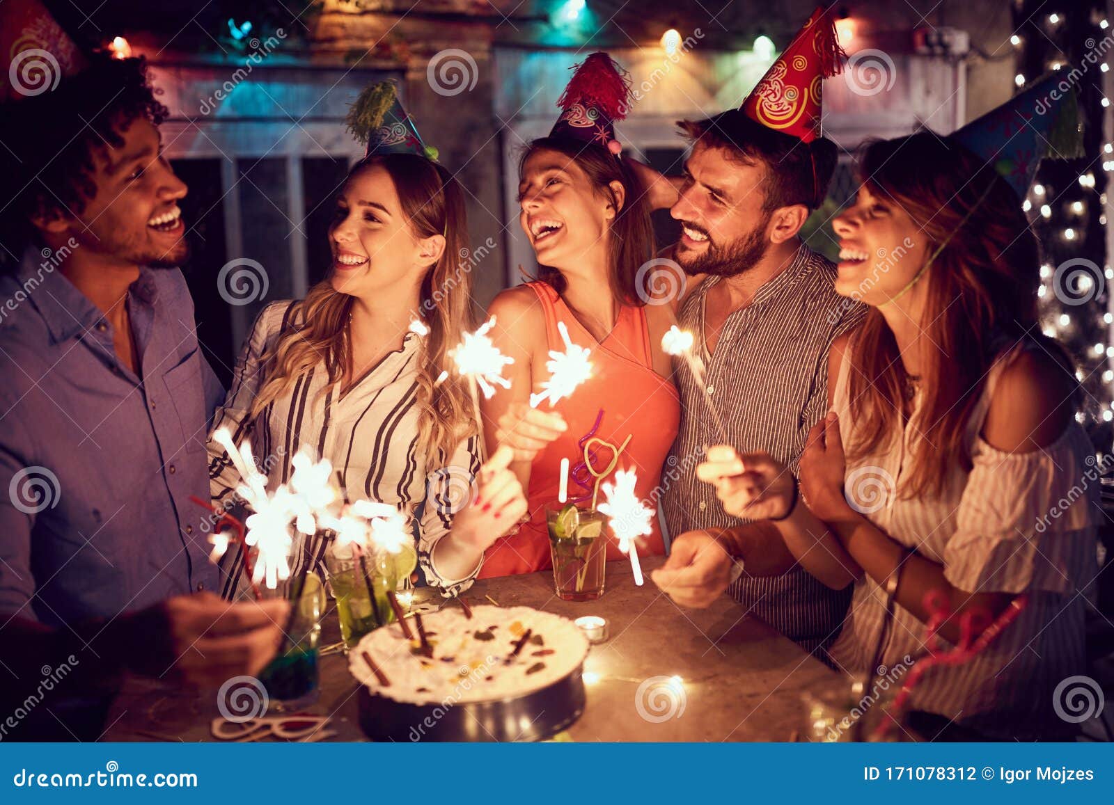 一群年轻朋友微笑着在夜店里 用蛋糕和蜡烛在俱乐部里举行生日派对派对 乐趣 生日概念库存照片 图片包括有迪斯科 生日