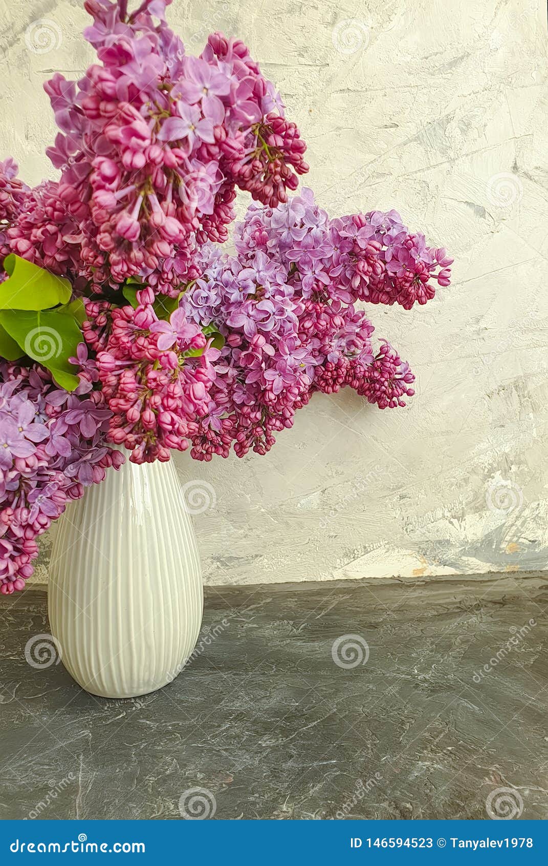 丁香花瓶花束在灰色混凝土的库存图片 图片包括有 丁香花瓶花束在灰色混凝土的库存图片 图片包括有