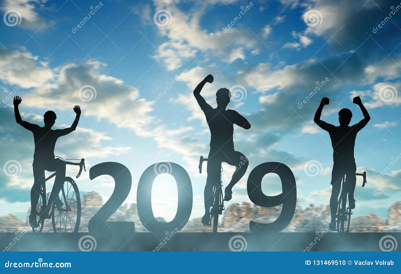 三个骑自行车者 当新年的庆祝19年时库存照片 图片包括有生活方式 乐趣 等高 新建 循环 三个骑自行车者 当新年的庆祝19年时库存照片 图片包括有生活方式 乐趣 等高 新建 循环