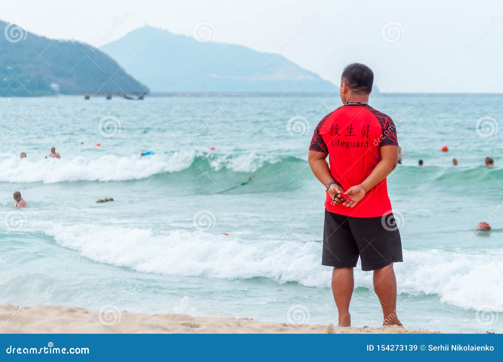三亚海滩的中国救生员保留命令和安全有题字救生员的t恤杉用英语和汉语编辑类库存图片 图片包括有火箭筒 安全性