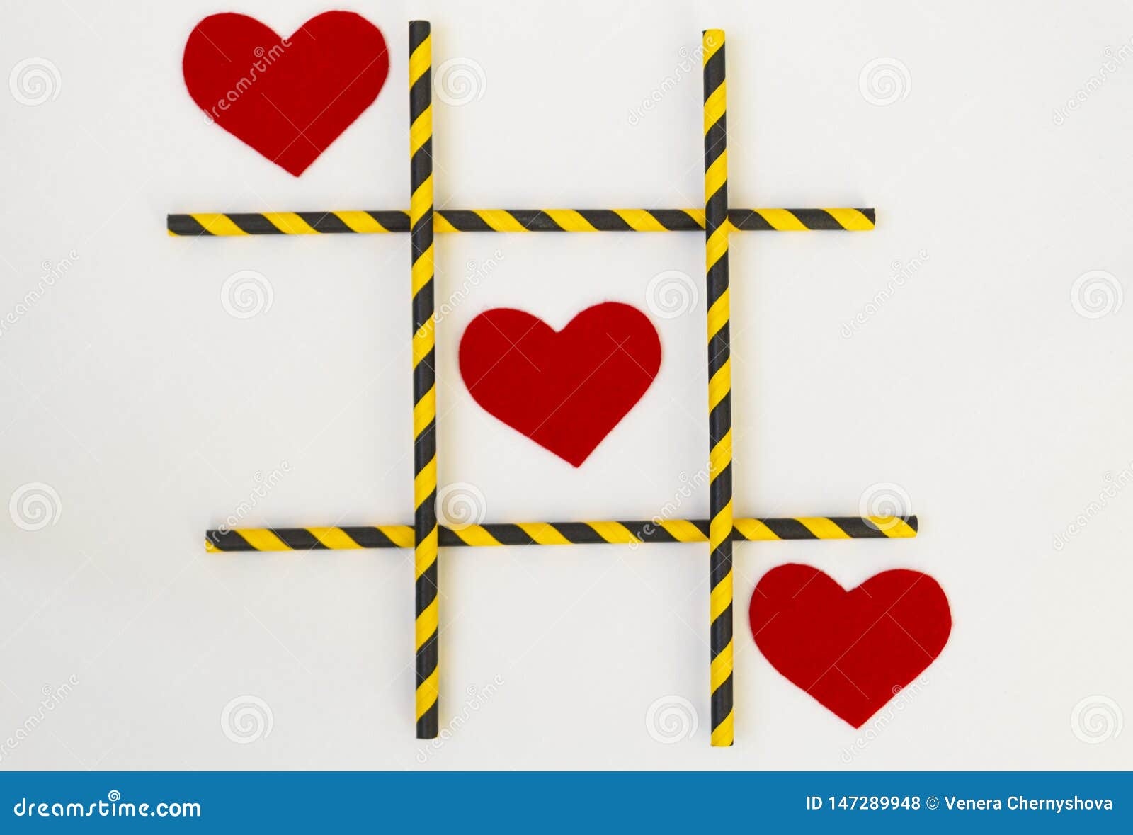 三红色感觉的心脏在一场井字游戏比赛排队 在白色背景的一个栅格栅格包括色的管从库存照片 图片包括有商业